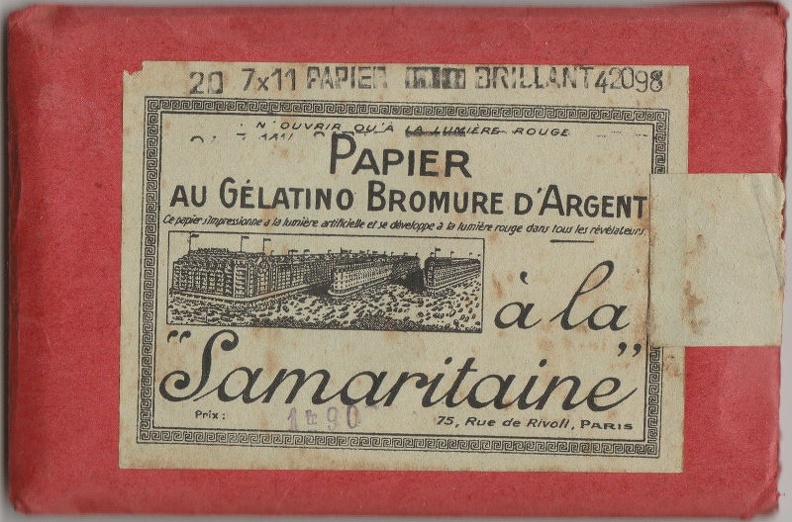 ACC0698
-
Nom: Papier Platox
Marque: La Samaritaine
Pays: France
Date: ~1936
Émulsion: papier au gélatino-bromure
Type de papier: papier brillant
Format: 7x11cm
Feuilles par pochette: 20,restantes: ?
Commentaires: -
ACC0698_01.jpg