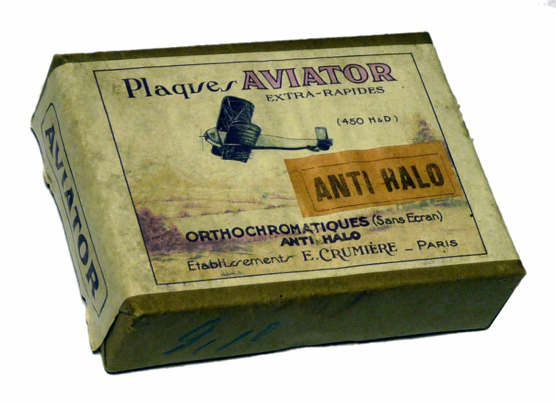 Plaques Crumière Aviator 6,5x9 extra-rapides
ACC0724
-
Nom: Aviator
Fabricant: E. Crumière, Paris
Pays: France
Type de film/plaque: plaques extra-rapides, orthochromatiques (sans écran), Anti-Halo
Date d'expiration: -
Vues, Format: boîte de 12 plaques 6,5x9 cm
Sensibilité: 450 H&D
Commentaires: -
Boîte scellée
ACC0724_01.jpg