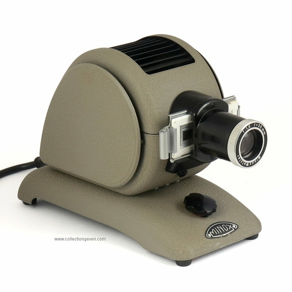 Projecteur Minox HP3001 pour vues 8 x 11 mm sous cache 3 x 3 cm.
Fabricant / Marque : Minox
Pays : Allemagne
Date : ~ 1960
Objectif : Minolux 1:1,6 f=35mm
Lampe : 110 ou 220V, 100W max, réflecteur réglable
Passe-vues : pour 2 vues 15x15 mm
Dimensions : 223 x 146 x 92 mm
Poids : 1200 g
N° de série : 14752
Accessoires :
- 3 boîtes de caches vides (ACC1170)
- 2 diapos N&B
Commentaires :
Le premier modèle est apparu en 1954. Il est reconnaissable par son ouverture de ventilation séparée en 2. Ce second modèle à une ouverture de ventilation non séparée.
Ce projecteur pouvait être équipé d'un objectif:
- Minostar 1:2,2 f=30mm (lampe de 75W)
- Minostar 1:2,9 f=35mm (lampe de 100W)
- Minostar 1:2,7 f=35mm
- Minolux 1:1,6 f=35mm
ACC0787.jpg
