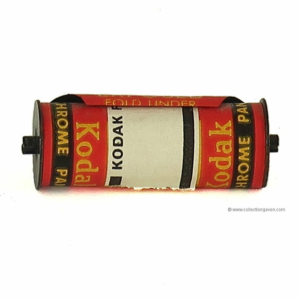 Marque : KODAKFabricant : Kodak
Pays : ?Langue : français, anglais
Date de début : 1956Date de fin : ~ 1995
Type : film 127 ; négatif noir et blancProcess : B & W
Sensibilité : 125 ISO
Expiration : -
Nb vues : 8Format : 4 x 6,5 cm
Dimensions : h = 55 mm, Ø = 19 mm
Code DX : -
Notice : -
Commentaires : -
Liens web : Sur Wikipedia : voir ici.
N° inventaire : ACC0897_01
ACC0897_01.jpg