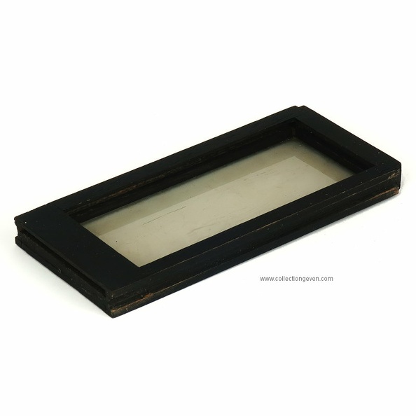 Porte-plaque en bois avec dépoli pour plaques stéréo 6 x 13 cm (projecteur, visionneuse ?).
Marque : -Fabricant : ???
Pays : ???
Date de début : 9999Date de fin : 9999
Dimensions : 154 x 71 x 13 mmPoids : 52 g
Commentaires : -
Liens web : -
Accessoire présenté :
N° de série : -
Accessoires : -
Notice : -
Commentaires : -
N° inventaire : ACC0990_01
ACC0990_01.jpg