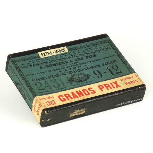 Cette boîte contient des plaques sèches Lumière étiquette bleue, au gélatino-bromure d'argent, extra-minces, format 9 x 12 cm.
Marque : LUMIEREFabricant : SA A. Lumière & ses fils
Pays : France
Date de début : > 1900Date de fin : < 1911
Dimensions : 132 x 97 x 24 mmPoids : 310 g
Type : plaques ; négatif noir et blancProcess : ???
Sensibilité : ???
Expiration : -
Nb vues : 12Format : 9 x 12 cm
Code DX : -
Commentaires : -
Liens web : -
Accessoire présenté :
N° de série : 24514
Accessoires : -
Notice : -
Commentaires : Il reste 9 plaques vierges
N° inventaire : ACC1041_01
ACC1041_01.jpg