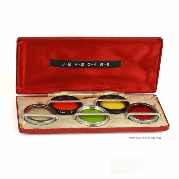 Ce petit coffret contient 5 filtres de 30 mm (jaune, vert, orange, rouge, skylight) à baïonnette, destiné aux Yashica 6 x 6 (Yashica Mat 124 G par exemple).
Marque : YASHICAFabricant : Yashica Co. Ltd
Pays : Japon
Date de début : 9999Date de fin : 9999
Dimensions : 165 x 72 x 22 mm (boîte) ; 36,5 x 6,5 mm (filtres)Poids : 188 g (boîte complète)
Fixation, monture : baïonnette Yashicadimension : Ø = 30 mm
Commentaires : Coefficients de pose :
- jaune: 2.
- vert : 2.
- orange : 4.
- rouge : 6.
Liens web : -
Accessoire présenté :
N° de série : -
Accessoires : -
Notice : -
Commentaires : -
N° inventaire : ACC1086_01
ACC1086_01.jpg