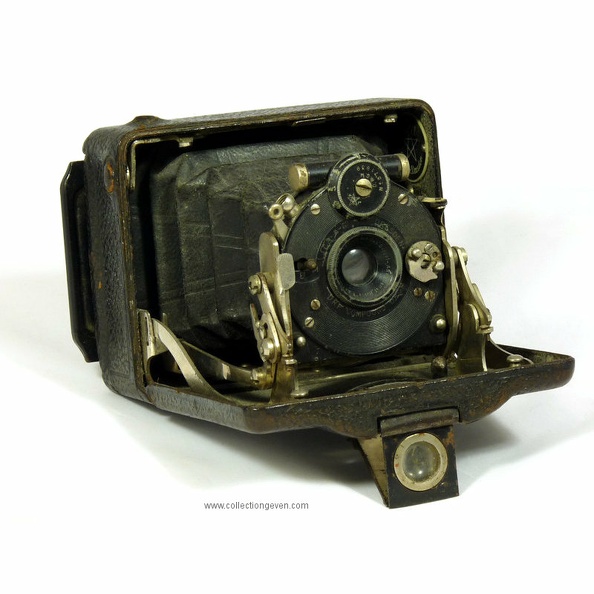 Nom : Atom (53)
Marque : ICAFabricant : Ica
Publicité : -
Pays : Allemagne
Date de début : 1912Date de fin : 1922
Type : folding 4,5 x 6 (FAPL)
Dimensions, fermé : 70 x 85 x 40 mmOuvert : 90 x 85 x 95 mm
Poids : 311 g (sans plaque)
Matière : métal gainéCouleur : noir
Surf. sensible : plaquesFormat : 4,5 x 6 cm
Objectif :
- Nom : HeklaType : ?
- Marque : Ica
- Ouverture : 6,8Focale : 60 mm
- Fixation : rentrant à souffletMonture : non interchangeable
Diaphragme :
- Type : iris
- Ouverture : 6,8 - 36
Obturateur :
- Nom : CompoundType : central (dial)
- Marque : Deckel
- Vitesses : 1 s à 1/300 sPose : B, T
- Retardateur : non
- Armement : levier sur l'obturateur
Film, plaque :
- Compte-vues 1 : -
- Protection 2 expos : non
- Avancement : non
Flash :
- Synchro : non
- Flash interne : non
Posemètre :
- Type : sans
- Plage : -
- Automatisme : manuel
Mise au point :
- Type : déplacement de la platine porte-objectifMinimum : 1 m
- Télémètre : non
Viseurs :
- Viseur 1 : viseur redresseur clair pivotant
- Viseur 2 : dos dépoli
Autres :
Niveau à bulle : XXX
Porte-acc. 1 : -Porte-acc. 2 : -
Écrou de pied : 3/8 " (x2)
Déc. vertical : -Horizontal : -
Bascule avant : -Arrière : -
Commentaires : - Autres variantes:
--- Atom 53 H : Maximar 6,8/65 ; Compound (1912-1922)
--- Atom 53 J : Maximar 5,4/65 ; Compound (1912-1919)
--- Atom 53 T : Tessar 6,3/65 ; Compound (1912-1922)
--- Atom 53 U : Tessar 4,5/65 ; Compound (1912-1926)
--- Atom 53 G : Dominar 4,5/65 ; Compur (1922-1924)
Liens web :-
Appareil présenté :
N° de série : H37888
N° objectif : 440757N° obturateur : 371939 (~ 1916-17)
Accessoires : -
Notice :
Commentaires : -
N° inventaire : APP0009
APP0009.jpg