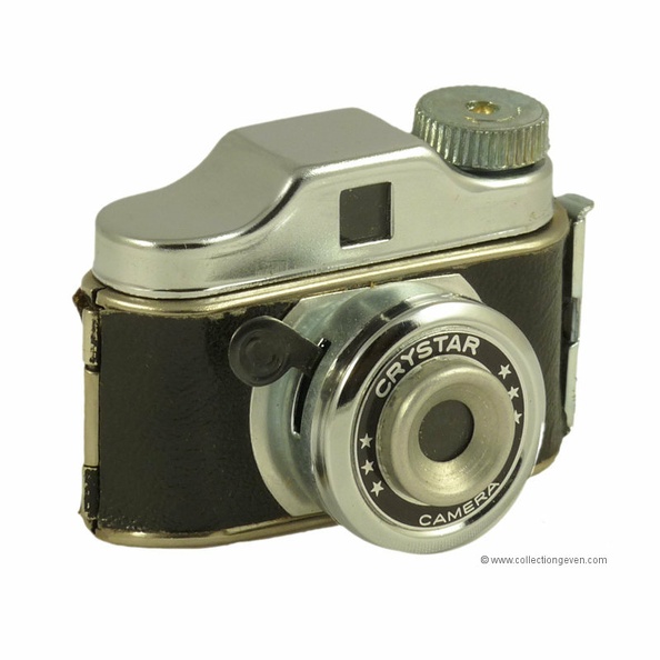 Ce petit appareil photographique utilise un film 17,5 mm non perforé. Il fournit des négatifs 14 x 14 mm. Il a été commercialisé sous de nombreux noms différents (voir ci-dessous).
Nom : Crystar
Marque : TOUGODO (?)Fabricant : -
Publicité : -
Pays : Japon
Date de début : ~ 1960Date de fin : 9999
Type : miniature 17,5 mm (CFFD)
Dimensions, fermé : 55 x 36 x 31 mmOuvert : -
Poids : 40 g (avec la bobine réceptrice)
Matière : plastique, métalCouleur : noir, gris
Surf. sensible : film 17,5 mmFormat : 14 x 14 mm
Objectif :
- Nom : -Type : simple (ménisque ou achromatique)
- Marque : ?
- Ouverture : 11Focale : 25 mm
- Fixation : fixeMonture : non interchangeable
Diaphragme :
- Type : fixe
- Ouverture : 11
Obturateur :
- Nom : -Type : rotatif
- Marque : -
- Vitesses : 1 vitessePose : non
- Retardateur : non
- Armement : auto-armant
Film, plaque :
- Compte-vues 1 : fenêtre inactinique sans cache
- Protection 2 expos : non
- Avancement : molette
Flash :
- Synchro : non
- Flash interne : non
Posemètre :
- Type : sans
- Plage : -
- Automatisme : manuel
Mise au point :
- Type : fixeMinimum : ???
- Télémètre : non
Viseurs :
- Viseur 1 : sportif (1 cadre)
Autres :
Niveau à bulle : XXX
Porte-acc. 1 : -Porte-acc. 2 : -
Écrou de pied : -
Déc. vertical : -Horizontal : -
Bascule avant : -Arrière : -
Commentaires : Intérieur du dos : noir lisse, presse-film noir.
Corps en dessous des bobines : lisse.
Autres noms de commercialisation :
Amerex, Arcoflex, Arrow, Astra, Astropic, Baby-Max, Charmy, Click, CMC, Colly, Crystar, Crown, Dale, Diplomat, Electronic, Elite, Emson, Francya, Global, Globe, Hadson, Hamco, Happy, Hartex, Hit, Homer, IBG, Jay Dee, Kassin, Kent, Lenz, Lloyds, Marvel, Midget, Mighty, Minetta, Mini-Camera, Miracle, Mycro, Mycro-Fine, Pamex, QP, Real, Regent, Rocket, Satellite, Shalco, Speedex, Sputnik, Star-Lite, Stellar, Sterling, Telstar, Toyoca, Traveller, Vesta, Walklenz (CS0102)
Liens web :Sur le site collection-appareils.fr : voir ici
-
Appareil présenté :
N° de série : -
N° objectif : -N° obturateur : -
Accessoires : Sac tout-prêt en cuir, marqué « Camera ».
Bobine réceptrice vide.
Support de bobine pleine.
Notice : -
Commentaires : -
N° inventaire : APP0033_01
APP0033_01.jpg