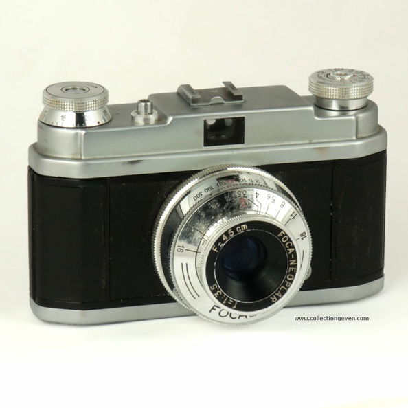 Ce modèle est la première version du Focasport I .
Variante 1 :- Ce modèle est équipé d'un obturateur Atos.
- Graduation des vitesses : de gauche (1 s) à droite (1/300 s).
- En rouge : 4 m, 1/25 s, 1:8 1:11 1:16.
- Chevalet pour le guidage du film.
Nom : Focasport I modèle-1
Marque : OPLFabricant : Optique de Précision de Levallois
Publicité : -
Pays : France
Date de début : - 1955Date de fin : - 1955
Type : compact 24 x 36 (CFFH)
Dimensions, fermé : 132 x 89 x 67 mmOuvert : -
Poids : 479 g
Matière : Dos en tôle emboutie, corps en alliage d'aluCouleur : noir, chromé
Surf. sensible : cartouche 135Format : 24 x 36 mm
Objectif :
- Nom : NeoplarType : XXX
- Marque : OPL
- Ouverture : 3,5Focale : 45 mm
- Fixation : fixeMonture : non interchangeable
Diaphragme :
- Type : iris
- Ouverture : 3,5 à 16
Obturateur :
- Nom : AtosType : central
- Marque : Atoms
- Vitesses : 1 s à 1/300 sPose : B
- Retardateur : non
- Armement : couplé à l'avance du film
Film, plaque :
- Compte-vues 1 : compteur 36 vues
- Protection 2 expos : oui
- Avancement : molette
Flash :
- Synchro : X, M
- Flash interne : non
Posemètre :
- Type : sans
- Plage : -
- Automatisme : manuel
Mise au point :
- Type : frontaleMinimum : 75 cm
- Télémètre : non
Viseurs :
- Viseur 1 : galilée fixe
Autres :
Niveau à bulle : non
Porte-acc. 1 : sabot non synchroniséPorte-acc. 2 : -
Écrou de pied : 3/8 "
Déc. vertical : -Horizontal : -
Bascule avant : -Arrière : -
Commentaires : L'échelle des vitesses des modèles avec obturateur Atos est gravée de 1 s (à gauche) à 1/300 s à droite.
Liens web :Sur le site collection-appareils.fr : voir ici
-
Appareil présenté :
N° de série : 017.618 S
N° objectif : -N° obturateur : -
Accessoires : Sac tout-prêt Foca, en cuir marron.
Notice : -
Commentaires : -
N° inventaire : APP0167
APP0167.jpg
