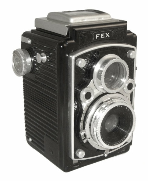 APP0342b
Color Fexar, f4,5/?
Atos, 1/25-1/300
-
Nom: Ultra Reflex 4,5
Marque: FEX; fabricant: -; publicité: -
Pays: France
Date: début: ?1952; fin: ??
Type: (BFFMf)
Dimensions: 93x128x95;93x107x95mm; poids: 600g
Matière: bakélite; Couleur: noir
Surface sensible: film 620; format: 6x6cm
Objectif: nom: Color Fexar; fabricant:?; ouv./focale: f4,5/?; fixation : fixe
Diaphragme: type: iris; ouvertures: f4,5-f22
Obturateur: nom: Atos; fabricant: ?; vitesses: 1/25-1/300; pose: B
Retardateur: -; Armement: -
Compte-vues: fenêtre; Protection 2 expos: -
Synchro flash: X; flash intégré: -
Posemètre: type: -; plage: -; automatisme: manuel
Mise au point: type: frontale; mini: 1m; télémètre: -
Décentrement vert.: -; hor.: -; bascule avant: -; arrière: -
Viseur: réflex clair (x1); Porte-accessoire: sabot non sync.; Niveau: -
Mode d'emploi: -
Commentaires:
-
Appareil présenté
N° de série: -
N° objectif: 14502; N° obturateur: -
Accessoires: -; sac: tout prêt Fex (abimé)
APP0342b.jpg