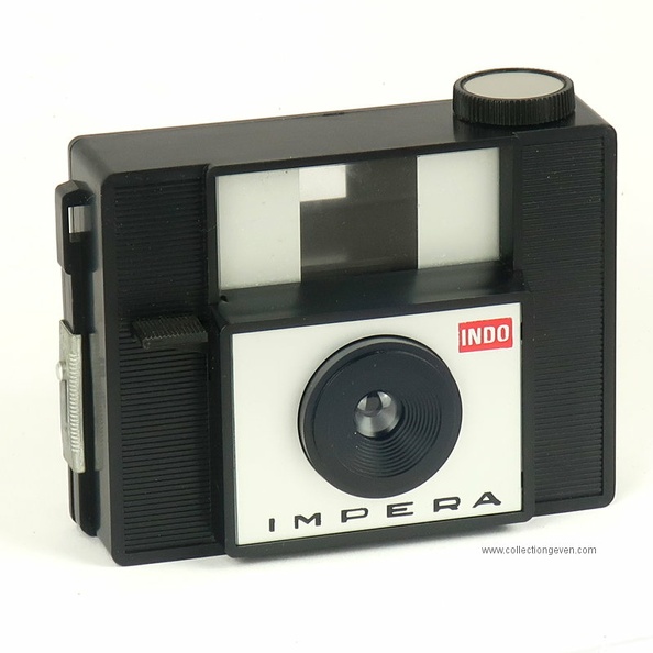 Nom : Impera
Marque : FEXFabricant : Indo
Publicité : XXX
Pays : XXX
Date de début : 0Date de fin : 0
Type : compact (CFFJ)
Dimensions, fermé : XXXOuvert : XXX
Poids : XXX
Matière : XXXCouleur : XXX
Surf. sensible : film 127Format : 4 x 4 cm
Objectif :
- Nom : ménisqueType : XXX
- Marque : XXX
- Ouverture : XXXFocale : XXX
- Fixation : XXXMonture : XXX
Diaphragme :
- Type : XXX
- Ouverture : XXX
Obturateur :
- Nom : rotatifType : XXX
- Marque : XXX
- Vitesses : XXXPose : XXX
- Retardateur : XXX
- Armement : XXX
Film, plaque :
- Compte-vues 1 : XXXCompte-vues 2 : XXX
- Protection 2 expos : XXX
- Avancement : XXX
Flash :
- Synchro : XXX
- Flash interne : XXX
Posemètre :
- Type : XXX
- Plage : XXX
- Automatisme : XXX
Mise au point :
- Type : XXXMinimum : XXX
- Télémètre : XXX
Viseurs :
- Viseur 1 : XXX
- Viseur 2 : XXX
- Viseur 3 : XXX
Autres :
Niveau à bulle : XXX
Porte-acc. 1 : XXXPorte-acc. 2 : -
Écrou de pied : XXX
Déc. vertical : XXXHorizontal : XXX
Bascule avant : XXXArrière : XXX
Commentaires : • Variantes d'Impera : Voir ici.
Liens web :-
Appareil présenté :
N° de série : XXX
N° objectif : XXXN° obturateur : XXX
Accessoires : -
Notice : XXX
Commentaires : -
N° inventaire : APP0360
Nom: Impera
Marque: FEX; fabricant: Indo; publicité: -
Pays: France
Date: début: 1967 ; fin: 1968
Type: (CFFJ)
Dimensions: 125x95x55mm; poids: 200
Matière: plastique; Couleur: noir/gris
Surface sensible: film 127; format: 4x4cm
Objectif: nom: ménisque; fabricant:?; ouv./focale: f8/45; fixation : fixe
Diaphragme: type: fixe; ouvertures: f8
Obturateur: nom: rotatif; fabricant: ?; vitesses: 1 vit.; pose: -
Retardateur: -; Armement: -
Compte-vues: fenêtre; Protection 2 expos: -
Synchro flash: -; flash intégré: -
Posemètre: type: -; plage: -; automatisme: manuel
Mise au point: type: fixe; mini: ?; télémètre: -
Décentrement vert.: -; hor.: -; bascule avant: -; arrière: -
Viseur: simple; Porte-accessoire: -; Niveau: -
Mode d'emploi: -
Commentaires:
Variantes d'Impera : voir ici.
Appareil présenté
N° de série: -
N° objectif: -; N° obturateur: -
Accessoires: -; sac: -
APP0360.jpg