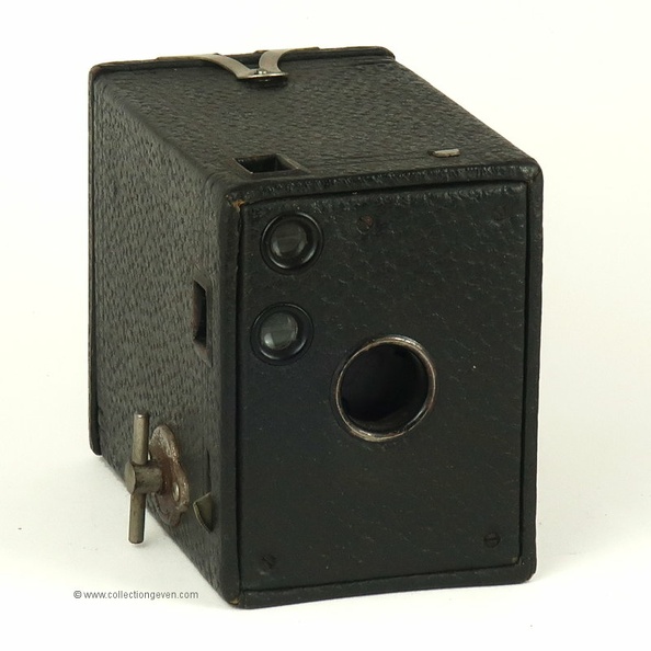 Nom : N° 0 Brownie model A
Marque : KODAKFabricant : Eastman Kodak Co.
Publicité : -
Pays : États-Unis
Date de début : 1917Date de fin : 1928
Type : box 4 x 6,5 (XFFL)
Dimensions, fermé : 74 x 89 x 106 mmOuvert : -
Poids : 224 g
Matière : bois gainéCouleur : noir
Surf. sensible : film 127Format : 4 x 6,5 cm
Objectif :
- Nom : -Type : ménisque
- Marque : -
- Ouverture : ~ 16 (5 mm)Focale : ~ 75 mm
- Fixation : fixeMonture : non interchangeable
Diaphragme :
- Type : fixe
- Ouverture : ~ 16
Obturateur :
- Nom : -Type : rotatif
- Marque : -
- Vitesses : 1 vitessePose : T
- Retardateur : non
- Armement : auto-armant
Film, plaque :
- Compte-vues 1 : fenêtre inactinique sans cache
- Protection 2 expos : non
- Avancement : clé
Flash :
- Synchro : non
- Flash interne : non
Posemètre :
- Type : sans
- Plage : -
- Automatisme : manuel
Mise au point :
- Type : fixeMinimum : ? m
- Télémètre : non
Viseurs :
- Viseur 1 : viseur redresseur dépoli fixe
- Viseur 2 : viseur redresseur dépoli fixe
Autres :
Niveau à bulle : XXX
Porte-acc. 1 : -Porte-acc. 2 : -
Écrou de pied : -
Déc. vertical : -Horizontal : -
Bascule avant : -Arrière : -
Commentaires : -
Liens web :Sur le site collection-appareils.fr : voir ici
Sur browniecam.com : voir ici.
Appareil présenté :
N° de série : -
N° objectif : -N° obturateur : -
Accessoires : Sac en cuir sans marque.
Notice : -
Commentaires : -
N° inventaire : APP0474_01
Comparatif des Kodak N° 0 Brownie model A :
App. datepaysdos grainpfflèchecadrebrvvis.
APP14481914us (1) gros 1 non (1) (1)(1)
APP04741917us (2) gros 2 oui (1) (2)(1)
APP30191917us (3) gros 2 oui (1) (2)(2)
APP27901917us (3) fin 2 oui (1) (2)(2)
APP30181928us (3) fin 2 oui (2) (2)(2)
pays :
- us
- ca
- uk (1929-1930)
dos :
- (1) : pas de marquage
- (2) : « Use Film N° 127 » dans un rectangle
plaquette métallique « Made in US by Eastman... »
- (3) : « Use Film N° 127 » dans un cercle, N° 0 Brownie à l'extérieur
« Made in US by Eastman... » dans un ovale
pf : presse-film
- 1 : 1 seul presse-film central
- 2 : 2 presse-film en bordure (7.1917)
flèche : flèche sous la clé d'avance du film indiquant le sens de rotation
- oui : flèche présente (7.1917)
- non: pas de flèche
cadre : quadrillage
- (1) : double quadrillage croisé
- (2) : double rectangle (> ~ 1928)
brv : brevets indiqués à l'intérieur
- (1) : 11.4.1899, 14.4.1903
- (2) : 14.4.1903, 7.9.1909, 1.2.1916
vis. : entourage des viseurs et de l'objectif
- (1) : entourages métalliques
- (2) : entourgaes embossés
APP0474_01.jpg
