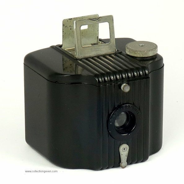 Ce Baby Brownie est le modèle destiné à l'export. Il permet la pose B grâce au petit bouton situé au dessus de l'objectif. Le modèle américain, sans pose B, a été fabriqué de 1934 à 1941. Il a également été fabriqué au Royaume-Uni de 1948 à 1952.
Nom : Baby Brownie
Marque : KODAKFabricant : Eastman Kodak Co.
Publicité : -
Pays : États-Unis
Date de début : 1936Date de fin : 1939
Type : box 4 x 6,5 (XFFL)
Dimensions, fermé : 80 x 68 x 79 mmOuvert : 80 x 86 x 79 mm
Poids : 190 g
Matière : bakéliteCouleur : noir
Surf. sensible : film 127Format : 4 x 6,5 cm
Objectif :
- Nom : -Type : ménisque
- Marque : -
- Ouverture : ~ 11Focale : ~ 60 mm
- Fixation : fixeMonture : non interchangeable
Diaphragme :
- Type : fixe
- Ouverture : ~ 11
Obturateur :
- Nom : -Type : rotatif
- Marque : -
- Vitesses : 1 vitessePose : B
- Retardateur : non
- Armement : auto-armant
Film, plaque :
- Compte-vues 1 : fenêtre inactinique sans cache
- Protection 2 expos : non
- Avancement : molette
Flash :
- Synchro : non
- Flash interne : non
Posemètre :
- Type : sans
- Plage : -
- Automatisme : manuel
Mise au point :
- Type : fixeMinimum : 5 ft (1,5 m)
- Télémètre : non
Viseurs :
- Viseur 1 : sportif (2 cadres)
Autres :
Niveau à bulle : XXX
Porte-acc. 1 : -Porte-acc. 2 : -
Écrou de pied : -
Déc. vertical : -Horizontal : -
Bascule avant : -Arrière : -
Commentaires : -
Liens web :Sur le site collection-appareils.fr : voir ici
-
Appareil présenté :
N° de série : -
N° objectif : -N° obturateur : -
Accessoires : Sac en cuir noir / marron, doublé de velours violet. Bouton marqué Kodak.
Notice : -
Commentaires : -
N° inventaire : APP0562
APP0562.jpg
