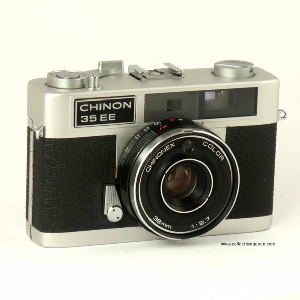 Variante 1 :- Levier d'armement.
- Sabot du flash vissé.
Nom : 35EE (1)
Marque : CHINONFabricant : Chinon
Publicité : -
Pays : Taïwan
Date de début : c. 1976Date de fin : c. 1979
Type : compact 24 x 36 (CFFH)
Dimensions, fermé : 115 x 83 x 53 mmOuvert : -
Poids : 320 g
Matière : métalCouleur : noir, gris
Surf. sensible : cartouche 135Format : 24 x 36 mm
Objectif :
- Nom : Chinonex ColorType : XXX
- Marque : Chinon
- Ouverture : 2,7Focale : 38 mm
- Fixation : fixeMonture : non interchangeable
Diaphragme :
- Type : iris
- Ouverture : 2,7 à 14
Obturateur :
- Nom : XXXType : central
- Marque : XXX
- Vitesses : 1/30 s à 1/650 sPose : B
- Retardateur : ~ 10s
- Armement : couplé à l'avance du film
Film, plaque :
- Compte-vues 1 : compteur 36 vues
- Protection 2 expos : oui
- Avancement : levier
Flash :
- Synchro : X, M
- Flash interne : non
Posemètre :
- Type : CdS
- Plage : 25 à 500 ASA (15 à 27 DIN)
- Automatisme : automatique programmé
Mise au point :
- Type : frontaleMinimum : 1 m
- Télémètre : RF couplé
Viseurs :
- Viseur 1 : collimaté avec repères de parallaxe
Autres :
Niveau à bulle : non
Porte-acc. 1 : sabot synchroniséPorte-acc. 2 : -
Écrou de pied : 1/4 "
Déc. vertical : -Horizontal : -
Bascule avant : -Arrière : -
Commentaires : Indication du couple vitesse / ouverture dans le viseur.
Pile SR44.
Liens web :Sur le site collection-appareils.fr : voir ici
-
Appareil présenté :
N° de série : 150287
N° objectif : -N° obturateur : -
Accessoires : -
Notice : -
Commentaires : -
N° inventaire : APP0893
APP0893.jpg