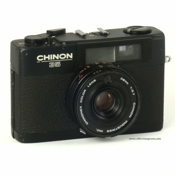 Nom : 35
Marque : CHINONFabricant : XXX
Publicité : XXX
Pays : XXX
Date de début : 0Date de fin : 0
Type : compact 24 x 36 (CFFH)
Dimensions, fermé : XXXOuvert : XXX
Poids : XXX
Matière : XXXCouleur : XXX
Surf. sensible : cartouche 135Format : 24 x 36 mm
Objectif :
- Nom : Chinonex ColorType : XXX
- Marque : XXX
- Ouverture : XXXFocale : XXX
- Fixation : XXXMonture : XXX
Diaphragme :
- Type : XXX
- Ouverture : XXX
Obturateur :
- Nom : XXXType : XXX
- Marque : XXX
- Vitesses : XXXPose : XXX
- Retardateur : XXX
- Armement : XXX
Film, plaque :
- Compte-vues 1 : XXXCompte-vues 2 : XXX
- Protection 2 expos : XXX
- Avancement : XXX
Flash :
- Synchro : XXX
- Flash interne : XXX
Posemètre :
- Type : XXX
- Plage : XXX
- Automatisme : XXX
Mise au point :
- Type : XXXMinimum : XXX
- Télémètre : XXX
Viseurs :
- Viseur 1 : XXX
- Viseur 2 : XXX
- Viseur 3 : XXX
Autres :
Niveau à bulle : XXX
Porte-acc. 1 : XXXPorte-acc. 2 : -
Écrou de pied : XXX
Déc. vertical : XXXHorizontal : XXX
Bascule avant : XXXArrière : XXX
Commentaires : -
Liens web :-
Appareil présenté :
N° de série : XXX
N° objectif : XXXN° obturateur : XXX
Accessoires : -
Notice : XXX
Commentaires : -
N° inventaire : APP0896
APP0896
Chinonex Color, f2,7/38
?, 1/30-1/650
-
Nom: 35
Marque: CHINON; fabricant: ?; publicité: -
Pays: Taïwan
Date: début: ?1977; fin: ?1979
Type: (CFFHc)
Dimensions: 115x83x53mm; poids: 310
Matière: métal; Couleur: noir/chromé
Surface sensible: film 135; format: 24x36mm
Objectif: nom: Chinonex Color; fabricant:Chinon; ouv./focale: f2,7/38; fixation : fixe
Diaphragme: type: iris; ouvertures: f2,7-f14
Obturateur: nom: ?; fabricant: ?; vitesses: 1/30-1/650; pose: B
Retardateur: -; Armement: -
Compte-vues: compteur; Protection 2 expos: oui
Synchro flash: X; flash intégré: -
Posemètre: type: CdS; plage: 25-500; automatisme: programmé
Mise au point: type: frontale; mini: 1m; télémètre: -
Décentrement vert.: -; hor.: -; bascule avant: -; arrière: -
Viseur: collimaté; Porte-accessoire: sabot synchronisé; Niveau: -
Mode d'emploi: -
Commentaires:
indication des vitesses/ouv. dans le viseur
pile SR44
Appareil présenté
N° de série: 119328
N° objectif: -; N° obturateur: -
Accessoires: Filre 1A Genaco , 46mm; sac: -
APP0896.jpg
