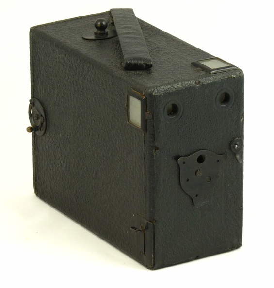 Nom : Mikros
Marque : PHOTO-PLAITFabricant : Houard
Publicité : -
Pays : France
Date de début : < 1926Date de fin : 9999
Type : détective 4,5 x 6 (DFPL)
Dimensions, fermé : 60 x 109 x 125 mmOuvert : -
Poids : XXX
Matière : bois gainéCouleur : noir
Surf. sensible : plaques (x 6)Format : 4,5 x 6 cm
Objectif :
- Nom : XXXType : ménisque ou achromatique
- Marque : -
- Ouverture : XXXFocale : c. 80 mm
- Fixation : fixeMonture : non interchangeable
Diaphragme :
- Type : rotatif
- Ouverture : 3 ouvertures
Obturateur :
- Nom : -Type : guillotine horizontale
- Marque : -
- Vitesses : 1 vitessePose : B
- Retardateur : non
- Armement : auto-armant
Film, plaque :
- Compte-vues 1 : -
- Protection 2 expos : non
- Avancement : curseur
Flash :
- Synchro : non
- Flash interne : non
Posemètre :
- Type : sans
- Plage : XXX
- Automatisme : manuel
Mise au point :
- Type : fixeMinimum : XXX
- Télémètre : non
Viseurs :
- Viseur 1 : viseur redresseur dépoli fixe
- Viseur 2 : viseur redresseur dépoli fixe
Autres :
Niveau à bulle : non
Porte-acc. 1 : -Porte-acc. 2 : -
Écrou de pied : -
Déc. vertical : -Horizontal : -
Bascule avant : -Arrière : -
Commentaires : -
Liens web :-
Appareil présenté :
N° de série : -
N° objectif : -N° obturateur : -
Accessoires : -
Notice : -
Commentaires : -
N° inventaire : APP1155
APP1155.jpg