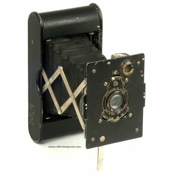 Nom : Vest Pocket Autographic (Canada)
Marque : KODAKFabricant : Canadian Kodak Co. Ltd
Publicité : XXX
Pays : XXX
Date de début : 0Date de fin : 0
Type : klapp 6,5 x 9 (FKFL)
Dimensions, fermé : XXXOuvert : XXX
Poids : XXX
Matière : XXXCouleur : XXX
Surf. sensible : film 127Format : 4,5 x 6 cm
Objectif :
- Nom : AnastigmatType : XXX
- Marque : XXX
- Ouverture : XXXFocale : XXX
- Fixation : XXXMonture : XXX
Diaphragme :
- Type : XXX
- Ouverture : XXX
Obturateur :
- Nom : Ball BearingType : XXX
- Marque : XXX
- Vitesses : XXXPose : XXX
- Retardateur : XXX
- Armement : XXX
Film, plaque :
- Compte-vues 1 : XXXCompte-vues 2 : XXX
- Protection 2 expos : XXX
- Avancement : XXX
Flash :
- Synchro : XXX
- Flash interne : XXX
Posemètre :
- Type : XXX
- Plage : XXX
- Automatisme : XXX
Mise au point :
- Type : XXXMinimum : XXX
- Télémètre : XXX
Viseurs :
- Viseur 1 : XXX
- Viseur 2 : XXX
- Viseur 3 : XXX
Autres :
Niveau à bulle : XXX
Porte-acc. 1 : XXXPorte-acc. 2 : -
Écrou de pied : XXX
Déc. vertical : XXXHorizontal : XXX
Bascule avant : XXXArrière : XXX
Commentaires : -
Liens web :-
Appareil présenté :
N° de série : XXX
N° objectif : XXXN° obturateur : XXX
Accessoires : -
Notice : XXX
Commentaires : -
N° inventaire : APP1183
APP1183
Anastigmat, f6,8/?
Ball Bearing, 1/25,1/50
-
Nom: Vest Pocket Autographic (Canada)
Marque: KODAK; fabricant: Canadian Kodak Co. Ltd; publicité: -
Pays: Canada
Date: début: -1922; fin: -1926
Type: (FKFL)
Dimensions: 65x120x25;65x120x90mm; poids: ?
Matière: métal; Couleur: noir givré
Surface sensible: film 127; format: 4,5x6cm
Objectif: nom: Anastigmat; fabricant:?; ouv./focale: f6,8/?; fixation : fixe
Diaphragme: type: iris; ouvertures: f6,8-f32
Obturateur: nom: Ball Bearing; fabricant: Kodak; vitesses: 1/25,1/50; pose: B,T
Retardateur: -; Armement: -
Compte-vues: fenêtre; Protection 2 expos: -
Synchro flash: -; flash intégré: -
Posemètre: type: -; plage: -; automatisme: manuel
Mise au point: type: fixe; mini: ?; télémètre: -
Décentrement vert.: -; hor.: -; bascule avant: -; arrière: -
Viseur: réflex pivotant clair; Porte-accessoire: -; Niveau: -
Mode d'emploi: -
Commentaires:
Patented in USA Jan. 18 1910, Jan. 7 1913 à l'avant
Appareil présenté
N° de série: 1754386
N° objectif: 13812x; N° obturateur: -
Accessoires: -; sac: -
APP1183.jpg