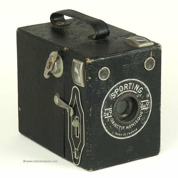 Nom : Sporting
Marque : GOLDSTEINFabricant : Goldstein
Publicité : -
Pays : France
Date de début : ~ 1946Date de fin : 9999
Type : box 6 x 9 (XFFO)
Dimensions, fermé : 87 x 115 x 120 mmOuvert : -
Poids : 372 g
Matière : carton gainé, bois, métalCouleur : noir (texture tissu)
Surf. sensible : film 120Format : 6 x 9 cm
Objectif :
- Nom : -Type : ménisque
- Marque : -
- Ouverture : ~ 16Focale : ~ 110 mm
- Fixation : fixeMonture : non interchangeable
Diaphragme :
- Type : fixe
- Ouverture : ~ 16
Obturateur :
- Nom : -Type : rotatif
- Marque : ?
- Vitesses : 1 vitessePose : B
- Retardateur : non
- Armement : auto-armant
Film, plaque :
- Compte-vues 1 : fenêtre inactinique sans cache
- Protection 2 expos : non
- Avancement : clé
Flash :
- Synchro : non
- Flash interne : non
Posemètre :
- Type : sans
- Plage : -
- Automatisme : manuel
Mise au point :
- Type : fixeMinimum : 2,5 m
- Télémètre : non
Viseurs :
- Viseur 1 : viseur redresseur clair fixe
- Viseur 2 : viseur redresseur clair fixe
Autres :
Niveau à bulle : XXX
Porte-acc. 1 : -Porte-acc. 2 : -
Écrou de pied : -
Déc. vertical : -Horizontal : -
Bascule avant : -Arrière : -
Commentaires : -
Liens web :Sur le site collection-appareils.fr : voir ici
-
Appareil présenté :
N° de série : -
N° objectif : -N° obturateur : -
Accessoires : -
Notice : -
Commentaires : -
N° inventaire : APP1353_01
Comparatif des Sporting :
Réf APP1353 APP1554 APP2816 APP2792
Poignée droite diagonale droite droite
Plaquettegrande petite grande grande
Texture tissu gros grain gros grain petits carrés
APP1353_01.jpg