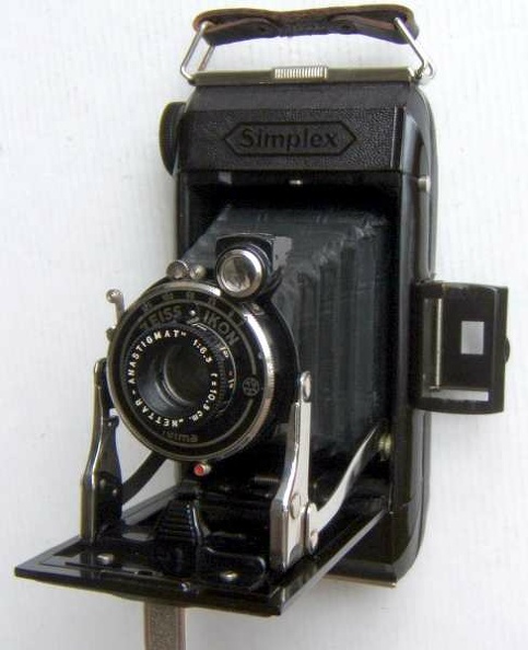 Nom : Simplex (511/2)
Marque : ZEISS IKONFabricant : XXX
Publicité : XXX
Pays : XXX
Date de début : 0Date de fin : 0
Type : folding 6 x 9 (FAFO)
Dimensions, fermé : XXXOuvert : XXX
Poids : XXX
Matière : XXXCouleur : XXX
Surf. sensible : film 120Format : 6 x 9 cm
Objectif :
- Nom : NettarType : XXX
- Marque : XXX
- Ouverture : XXXFocale : XXX
- Fixation : XXXMonture : XXX
Diaphragme :
- Type : XXX
- Ouverture : XXX
Obturateur :
- Nom : TelmaType : XXX
- Marque : XXX
- Vitesses : XXXPose : XXX
- Retardateur : XXX
- Armement : XXX
Film, plaque :
- Compte-vues 1 : XXXCompte-vues 2 : XXX
- Protection 2 expos : XXX
- Avancement : XXX
Flash :
- Synchro : XXX
- Flash interne : XXX
Posemètre :
- Type : XXX
- Plage : XXX
- Automatisme : XXX
Mise au point :
- Type : XXXMinimum : XXX
- Télémètre : XXX
Viseurs :
- Viseur 1 : XXX
- Viseur 2 : XXX
- Viseur 3 : XXX
Autres :
Niveau à bulle : XXX
Porte-acc. 1 : XXXPorte-acc. 2 : -
Écrou de pied : XXX
Déc. vertical : XXXHorizontal : XXX
Bascule avant : XXXArrière : XXX
Commentaires : -
Liens web :-
Appareil présenté :
N° de série : XXX
N° objectif : XXXN° obturateur : XXX
Accessoires : -
Notice : XXX
Commentaires : -
N° inventaire : APP1602
Simplex (511/2) (Zeiss-Ikon)
APP1602
Nettar 6,3/105
Telma 1/25-1/125
-
Nom: Simplex (511/2)
Marque: ZEISS IKON; fabricant: -; publicité:
Pays: Allemagne
Date: début: 1935; fin: 1937
Type: (FAFO)
Dimensions: 89x175x45; 113x175x140mm; poids: 600
Matière: bakélite; Couleur: marron très foncé
Surface sensible: film 120; format: 6x9cm
Objectif: nom: Nettar; fabricant:?; ouv./focale: f6,3/105mm; fixation : fixe
Diaphragme: type: iris; ouvertures: f6,3-f32
Obturateur: nom: Telma; fabricant: ?; vitesses: 1/25-1/125; pose: B, T
Retardateur: oui; Armement: -
Compte-vues: fenêtre (avec cache); Protection 2 expos: -
Synchro flash: -; flash intégré: -
Posemètre: type: -; plage: -; automatisme: manuel
Mise au point: type: frontale; mini: 2m; télémètre: -
Décentrement vert.: -; hor.: -; bascule avant: -; arrière: -
Viseur: réflex pivotant clair; cadre (x2); Porte-accessoire: -; Niveau: -
Mode d'emploi: -
Commentaires:
Autres foldings en bakélite: voir ici
Appareil présenté
N° de série: -
N° objectif: -; N° obturateur: -
Accessoires: -; sac: boîte d'origine
APP1602.jpg