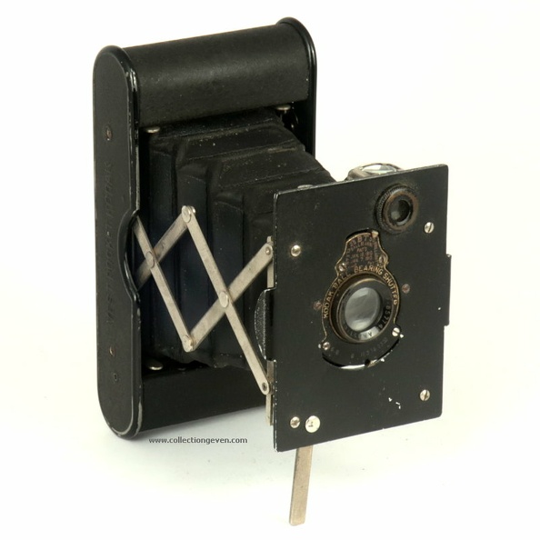 Nom : Vest Pocket
Marque : KODAKFabricant : Eastman Kodak Company
Publicité : -
Pays : États-Unis
Date de début : > 1917Date de fin : 9999
Type : folding 4,5 x 6 (FKFL)
Dimensions, fermé : 65 x 120 x 25 mmOuvert : 65 x 120 x 90 mm
Poids : XXX
Matière : métalCouleur : noir laqué
Surf. sensible : film 127Format : 4,5 x 6 cm
Objectif :
- Nom : StudioType : anastigmat
- Marque : XXX
- Ouverture : 6,8Focale : 85 mm
- Fixation : rentrant à souffletMonture : non interchangeable
Diaphragme :
- Type : iris
- Ouverture : 6,8 à 32
Obturateur :
- Nom : Ball BearingType : XXX
- Marque : XXX
- Vitesses : 1/25 s - 1/50 sPose : B, T
- Retardateur : non
- Armement : auto-armant
Film, plaque :
- Compte-vues 1 : fenêtre inactinique sans cache
- Protection 2 expos : non
- Avancement : clé
Flash :
- Synchro : non
- Flash interne : non
Posemètre :
- Type : sans
- Plage : -
- Automatisme : manuel
Mise au point :
- Type : fixeMinimum : XXX
- Télémètre : non
Viseurs :
- Viseur 1 : viseur redresseur clair pivotant
Autres :
Niveau à bulle : XXX
Porte-acc. 1 : -Porte-acc. 2 : -
Écrou de pied : -
Déc. vertical : -Horizontal : -
Bascule avant : -Arrière : -
Commentaires : -
Liens web :-
Appareil présenté :
N° de série : 1429429
N° objectif : 7741N° obturateur : -
Accessoires : -
Notice : -
Commentaires : -
N° inventaire : APP1772
APP1772.jpg