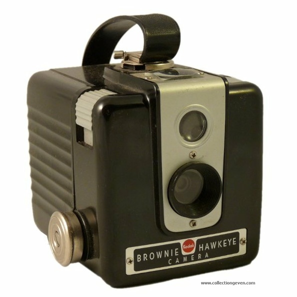 Le Brownie Hawkeye est le premier de la série. Il a été fabriqué de 1949 à 1951 aux États-Unis. Il sera suivi du modèle flash qui peut être équipé d'un gros Flash B. Ce modèle avec flash sera fabriqué en France sous le nom de Brownie Flash.
Nom : Brownie Hawkeye
Marque : KODAKFabricant : Eastman Kodak Co.
Publicité : -
Pays : États-Unis
Date de début : 1949Date de fin : 1951
Type : box 6 x 6 (XFFM)
Dimensions, fermé : 97 x 120 x 115 mmOuvert : -
Poids : 451 g
Matière : bakéliteCouleur : noir
Surf. sensible : film 620Format : 6 x 6 cm
Objectif :
- Nom : -Type : simple (ménisque ou achromatique)
- Marque : -
- Ouverture : ~ 16 mm (Ø 5 mm)Focale : ~ 82 mm
- Fixation : fixeMonture : non interchangeable
Diaphragme :
- Type : fixe
- Ouverture : 16
Obturateur :
- Nom : -Type : rotatif
- Marque : -
- Vitesses : 1 vitessePose : B
- Retardateur : non
- Armement : auto-armant
Film, plaque :
- Compte-vues 1 : fenêtre inactinique sans cache
- Protection 2 expos : non
- Avancement : molette
Flash :
- Synchro : non
- Flash interne : non
Posemètre :
- Type : sans
- Plage : -
- Automatisme : manuel
Mise au point :
- Type : fixeMinimum : 1,5 m
- Télémètre : non
Viseurs :
- Viseur 1 : viseur redresseur clair fixe
Autres :
Niveau à bulle : XXX
Porte-acc. 1 : -Porte-acc. 2 : -
Écrou de pied : -
Déc. vertical : -Horizontal : -
Bascule avant : -Arrière : -
Commentaires : La molette d'avance du film est en métal, alors que sur les Brownie Flash elle est en plastique.
La plaquette métallique autour de l'objectif et du viseur ainsi que la plaquette marquée « Brownie Hawkeye ... » sont vissées.
Liens web :Sur le site collection-appareils.fr : voir ici
-
Appareil présenté :
N° de série : -
N° objectif : -N° obturateur : -
Accessoires : -
Notice : MAN0100, MAN0101 (version Flash)
Commentaires : Vitesse mesurée : 31 ms (1/30 s).
N° inventaire : APP1790
APP1790.jpg