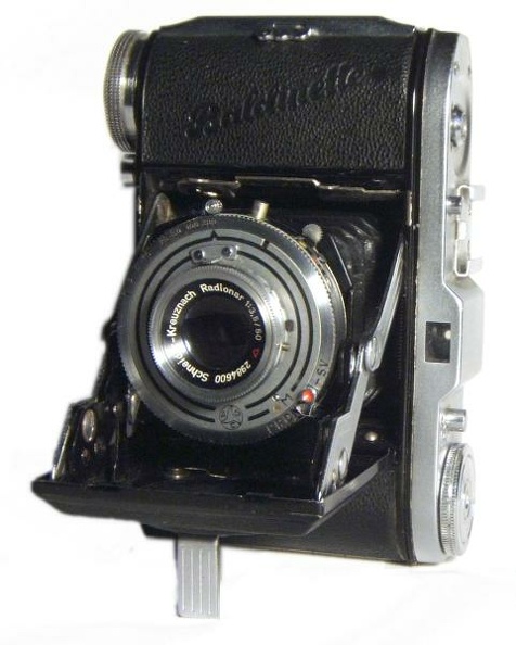 Nom : Baldinette (1950)
Marque : BALDAFabricant : Balda Kamera-Werk
Publicité : XXX
Pays : XXX
Date de début : 0Date de fin : 0
Type : folding 24 x 36 (FAFH)
Dimensions, fermé : XXXOuvert : XXX
Poids : XXX
Matière : XXXCouleur : XXX
Surf. sensible : cartouche 135Format : 24 x 36 mm
Objectif :
- Nom : RadionarType : XXX
- Marque : Schneider-Kreuznach
- Ouverture : XXXFocale : XXX
- Fixation : XXXMonture : XXX
Diaphragme :
- Type : XXX
- Ouverture : XXX
Obturateur :
- Nom : Prontor SVType : XXX
- Marque : XXX
- Vitesses : XXXPose : XXX
- Retardateur : XXX
- Armement : XXX
Film, plaque :
- Compte-vues 1 : XXXCompte-vues 2 : XXX
- Protection 2 expos : XXX
- Avancement : XXX
Flash :
- Synchro : XXX
- Flash interne : XXX
Posemètre :
- Type : XXX
- Plage : XXX
- Automatisme : XXX
Mise au point :
- Type : XXXMinimum : XXX
- Télémètre : XXX
Viseurs :
- Viseur 1 : XXX
- Viseur 2 : XXX
- Viseur 3 : XXX
Autres :
Niveau à bulle : XXX
Porte-acc. 1 : XXXPorte-acc. 2 : -
Écrou de pied : XXX
Déc. vertical : XXXHorizontal : XXX
Bascule avant : XXXArrière : XXX
Commentaires : -
Liens web :-
Appareil présenté :
N° de série : XXX
N° objectif : XXXN° obturateur : XXX
Accessoires : -
Notice : XXX
Commentaires : -
N° inventaire : APP1863
Nom: Baldinette (1950)
Marque: BALDA; fabricant: Balda Kamera-Werk; publicité: -
Pays: Allemagne
Date: début: 1950; fin: ??
Type: folding 24x36 (FAFH)
Dimensions: 120x85x41; 120x85x86mmmm; poids: 480g
Matière: métal gainé; Couleur: noir/gris
Surface sensible: film 135; format: 24x36mm
Objectif: nom: Radionar; fabricant:Schneider; ouv./focale: f3,5/50mm; fixation : rentrant à soufflet
Diaphragme: type: iris; ouvertures: f3,5-f16
Obturateur: nom: Prontor SV; fabricant: Gauthier; vitesses: 1-1/300s; pose: B
Retardateur: oui; Armement: molette
Compte-vues: compteur; Protection 2 expos: oui
Synchro flash: X, M; flash intégré: -
Posemètre: type: -; plage: -; automatisme: manuel
Mise au point: type: frontale; mini: 1,2m; télémètre: -
Décentrement vert.: -; hor.: -; bascule avant: -; arrière: -
Viseur: galilée; Porte-accessoire: sabot non synchronisé; Niveau: -
Mode d'emploi: MANx027
Commentaires:
table de profondeur de champ au dos de l'appareil
Appareil présenté
N° de série: -
N° objectif: 2984600; N° obturateur: -
Accessoires: -; sac: tout prêt Balda
APP1863.jpg