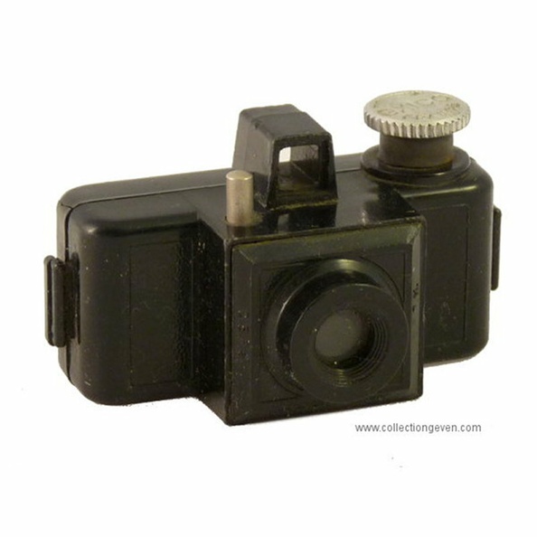 Cette version de ce petit appareil photo pour film 16 mm est marqué « EXICO France » sur le bouton d'avance du film. Il était monté en porte-clé. C'est une variante du Fips / Microchip / Mirac de Knödler, fabricant allemand.
Nom : Fips (Microchip)
Marque : FIPSFabricant : Knödler
Publicité : -
Pays : Allemagne
Date de début : ~ 1952Date de fin : 9999
Type : miniature 16 mm (CFFD)
Dimensions, fermé : 55 x 31 x 31 mmOuvert : -
Poids : 20 g (avec le porte-clé et un film)
Matière : plastiqueCouleur : noir
Surf. sensible : film 16 mmFormat : 13 x 13 mm
Objectif :
- Nom : -Type : simple (ménisque ou achromatique)
- Marque : -
- Ouverture : 8Focale : 25 mm
- Fixation : fixeMonture : non interchangeable
Diaphragme :
- Type : fixe
- Ouverture : 8
Obturateur :
- Nom : -Type : rotatif
- Marque : -
- Vitesses : 1/50 sPose : non
- Retardateur : non
- Armement : auto-armant
Film, plaque :
- Compte-vues 1 : fenêtre inactinique sans cache
- Protection 2 expos : non
- Avancement : molette
Flash :
- Synchro : non
- Flash interne : non
Posemètre :
- Type : sans
- Plage : -
- Automatisme : manuel
Mise au point :
- Type : fixeMinimum : XXX
- Télémètre : non
Viseurs :
- Viseur 1 : simple
Autres :
Niveau à bulle : XXX
Porte-acc. 1 : -Porte-acc. 2 : -
Écrou de pied : -
Déc. vertical : -Horizontal : -
Bascule avant : -Arrière : -
Commentaires : -
Liens web :Sur subclub.org : voir ici.
Appareil présenté :
N° de série : -
N° objectif : -N° obturateur : -
Accessoires : 1 film dans l'appareil.
1 bobine réceptrice vide.
Notice : -
Commentaires : -
N° inventaire : APP2288_01
APP2288_01.jpg