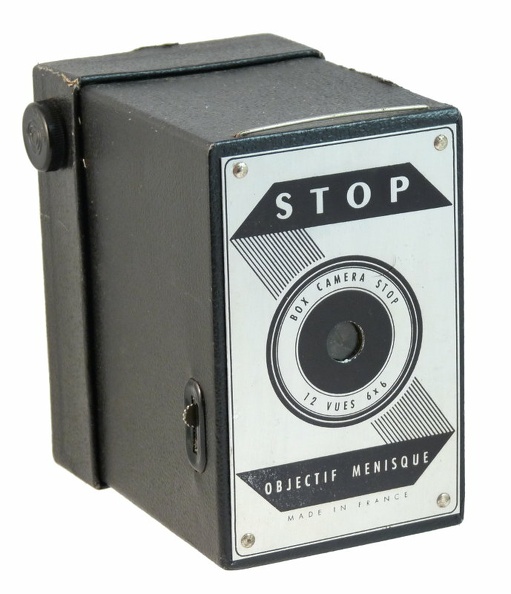 Cet appareil était donné gratuitement aux voyageurs de 1ère classe sur le paquebot Le France lors de son voyage inaugural de 1962 (la version avec une façade noire était donnée aux voyageurs de 2e classe).
Nom : Box Stop
Marque : XXXFabricant : XXX
Publicité : XXX
Pays : XXX
Date de début : 0Date de fin : 0
Type : box 6 x 6 (XFFM)
Dimensions, fermé : XXXOuvert : XXX
Poids : XXX
Matière : XXXCouleur : XXX
Surf. sensible : film 120Format : 6 x 6 cm
Objectif :
- Nom : XXXType : XXX
- Marque : XXX
- Ouverture : XXXFocale : XXX
- Fixation : XXXMonture : XXX
Diaphragme :
- Type : XXX
- Ouverture : XXX
Obturateur :
- Nom : XXXType : XXX
- Marque : XXX
- Vitesses : XXXPose : XXX
- Retardateur : XXX
- Armement : XXX
Film, plaque :
- Compte-vues 1 : XXXCompte-vues 2 : XXX
- Protection 2 expos : XXX
- Avancement : XXX
Flash :
- Synchro : XXX
- Flash interne : XXX
Posemètre :
- Type : XXX
- Plage : XXX
- Automatisme : XXX
Mise au point :
- Type : XXXMinimum : XXX
- Télémètre : XXX
Viseurs :
- Viseur 1 : XXX
- Viseur 2 : XXX
- Viseur 3 : XXX
Autres :
Niveau à bulle : XXX
Porte-acc. 1 : XXXPorte-acc. 2 : -
Écrou de pied : XXX
Déc. vertical : XXXHorizontal : XXX
Bascule avant : XXXArrière : XXX
Commentaires : -
Liens web :-
Appareil présenté :
N° de série : XXX
N° objectif : XXXN° obturateur : XXX
Accessoires : -
Notice : XXX
Commentaires : -
N° inventaire : APP2418_01
variante: façade grise (existe en noir)
Nom: Box Stop
Marque: ?; Fabricant: ?
Pays: France
Date: début: 1962; fin: ?
Type: box 6 x 6 (XFFM)
Réf McKeown 2005-2006: p?; réf autre: ?
Dimensions: 85x120x115mm (85x165x115mm); poids: 180g
Matière: carton; couleur: noir, façade argentée
Surface sensible: film 120; format: 6 x 6cm
Objectif: type: ménisque; fabricant: ?; ouv./focale: ?; fixation : fixe
Diaphragme: type: fixe; ouvertures: ?
Obturateur: type: secteur rotatif; fabricant: ?; vitesses: 1 vitesse; pose: -
Retardateur: -; Armement: molette
Compte-vues: fenêtre sur film; Protection 2 expos: -
Synchro flash: -; flash intégré: -
Posemètre: type: -; plage: -; automatisme: -
Mise au point: type: fixe; mini: ?m; télémètre: -
Décentrement: -; bascule: -
Viseur: grand viseur sportif rétractable avec œilleton; Porte-accessoire: -
Commentaires:
Appareil présenté
N° de série: -
N° objectif: -; N° obturateur: -
Notice: -
Accessoires, sac: -
APP2418_01.jpg