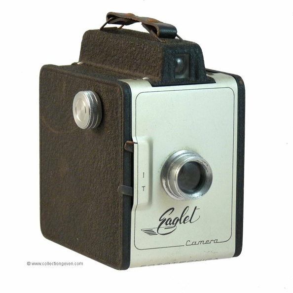 Nom : Eaglet
Marque : FOTOTECNICAFabricant : Fototecnica
Publicité : -
Pays : Italie
Date de début : ~ 1950Date de fin : 0
Type : box 6 x 9 (XFFO)
Dimensions, fermé : 82 x 120 x 110 mmOuvert : -
Poids : 420 g
Matière : tôle givréeCouleur : noir
Surf. sensible : film 120Format : 6 x 9 cm
Objectif :
- Nom : -Type : achromatique
- Marque : XXX
- Ouverture : XXXFocale : XXX
- Fixation : fixeMonture : non interchangeable
Diaphragme :
- Type : fixe
- Ouverture : XXX
Obturateur :
- Nom : -Type : secteur rotatif
- Marque : ?
- Vitesses : 1 vitessePose : B
- Retardateur : non
- Armement : auto-armant
Film, plaque :
- Compte-vues 1 : XXXCompte-vues 2 : XXX
- Protection 2 expos : non
- Avancement : molette
Flash :
- Synchro : non
- Flash interne : non
Posemètre :
- Type : sans
- Plage : -
- Automatisme : manuel
Mise au point :
- Type : fixeMinimum : XXX
- Télémètre : non
Viseurs :
- Viseur 1 : galilée fixe
Autres :
Niveau à bulle : XXX
Porte-acc. 1 : -Porte-acc. 2 : -
Écrou de pied : XXX
Déc. vertical : -Horizontal : -
Bascule avant : -Arrière : -
Commentaires : -
Liens web :-
Appareil présenté :
N° de série : -
N° objectif : -N° obturateur : -
Accessoires : -
Notice : -
Commentaires :
N° inventaire : APP2425_01
APP2425_01.jpg