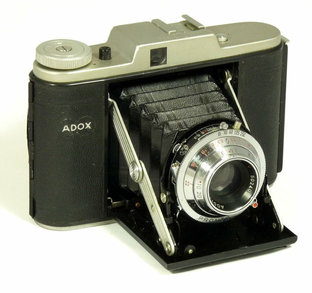 Nom : Golf 63
Marque : ADOXFabricant : Adox
Publicité : -
Pays : XXX
Date de début : 0Date de fin : 0
Type : folding 6 x 6 (FAFM)
Dimensions, fermé : XXXOuvert : XXX
Poids : XXX
Matière : XXXCouleur : XXX
Surf. sensible : XXXFormat : XXX mm
Objectif :
- Nom : XXXType : XXX
- Marque : XXX
- Ouverture : XXXFocale : XXX
- Fixation : XXXMonture : XXX
Diaphragme :
- Type : XXX
- Ouverture : XXX
Obturateur :
- Nom : XXXType : XXX
- Marque : XXX
- Vitesses : XXXPose : XXX
- Retardateur : XXX
- Armement : XXX
Film, plaque :
- Compte-vues 1 : XXXCompte-vues 2 : XXX
- Protection 2 expos : XXX
- Avancement : XXX
Flash :
- Synchro : XXX
- Flash interne : XXX
Posemètre :
- Type : XXX
- Plage : XXX
- Automatisme : XXX
Mise au point :
- Type : XXXMinimum : XXX
- Télémètre : XXX
Viseurs :
- Viseur 1 : XXX
- Viseur 2 : XXX
- Viseur 3 : XXX
Autres :
Niveau à bulle : XXX
Porte-acc. 1 : XXXPorte-acc. 2 : -
Écrou de pied : XXX
Déc. vertical : XXXHorizontal : XXX
Bascule avant : XXXArrière : XXX
Commentaires : -
Liens web :-
Appareil présenté :
N° de série : XXX
N° objectif : XXXN° obturateur : XXX
Accessoires : -
Notice : XXX
Commentaires : -
N° inventaire : APP2638_01
Nom : nom
Marque : XXX ; Fabricant : XXX ; Publicité : XXX
Pays : XXX
Date : début : XXX ; fin : XXX
Type : XXX (FAFMh)
Dimensions : Lxhxp mm ; poids : XXX g
Matière : XXX ; couleur : XXX
Surface sensible : XXX ; format : XXX mm
Objectif : nom type : XXX ; fabricant : XXX ; ouv./focale : 1:XXX f=XXX mm ; fixation : XXX
Diaphragme : type : XXX ; ouvertures : XXX
Obturateur : nom type : XXX ; fabricant : XXX ; vitesses : XXX ; pose : XXX
Retardateur : XXX ; Armement : XXX
Compte-vues : XXX ; Protection 2 expos : XXX ; Avance du film : XXX
Synchro flash : XXX ; flash intégré : XXX
Posemètre : type : XXX ; plage : XXX ; automatisme : XXX
Mise au point : type : XXX ; mini : XXX m ; télémètre : XXX
Décentrement vert. : XXX ; hor. : XXX ; bascule avant : XXX ; arrière : XXX
Viseur : XXX ; Porte-accessoire : XXX
Commentaires :
Appareil présenté
N° de série : XXX
N° objectif : XXX ; N° obturateur : XXX
Notice :
Accessoires, sac : XXX
Commentaires :
APP2638_01.jpg