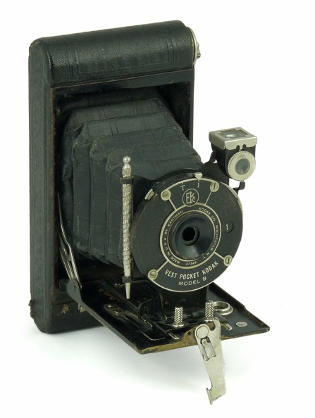Nom : Vest Pocket Model B
Marque : KODAKFabricant : Eastman Kodak Co.
Publicité : -
Pays : États-Unis
Date de début : 1928Date de fin : 1932
Type : folding 4,5 x 6 (FMFL)
Dimensions, fermé : XXXOuvert : XXX
Poids : XXX
Matière : XXXCouleur : XXX
Surf. sensible : film 127Format : 4 x 6,5 cm
Objectif :
- Nom : KodarType : XXX
- Marque : XXX
- Ouverture : 7,9Focale : XXX
- Fixation : XXXMonture : XXX
Diaphragme :
- Type : XXX
- Ouverture : XXX
Obturateur :
- Nom : KodexType : XXX
- Marque : XXX
- Vitesses : XXXPose : XXX
- Retardateur : XXX
- Armement : XXX
Film, plaque :
- Compte-vues 1 : XXXCompte-vues 2 : XXX
- Protection 2 expos : XXX
- Avancement : XXX
Flash :
- Synchro : XXX
- Flash interne : XXX
Posemètre :
- Type : XXX
- Plage : XXX
- Automatisme : XXX
Mise au point :
- Type : XXXMinimum : XXX
- Télémètre : XXX
Viseurs :
- Viseur 1 : XXX
- Viseur 2 : XXX
- Viseur 3 : XXX
Autres :
Niveau à bulle : XXX
Porte-acc. 1 : XXXPorte-acc. 2 : -
Écrou de pied : 1/4 "
Déc. vertical : XXXHorizontal : XXX
Bascule avant : XXXArrière : XXX
Commentaires : -
Liens web :-
Appareil présenté :
N° de série : XXX
N° objectif : XXXN° obturateur : XXX
Accessoires : -
Notice : XXX
Commentaires : -
N° inventaire : APP2662_01
Date : début : 1928 ; fin : 1932
Type : folding 4,5x6 (FMFL)
Dimensions : 71x125x27 mm ; 71x125x106 mm ; poids : 325 g
Matière : métal gainé ; couleur : noir
Surface sensible : film 127 ; format : 4x6,5 cm
Objectif : nom : Kodar ; fabricant : ? ; ouv./focale : 1:7,9 f=? mm ; fixation : fixe, à l'arrière
Diaphragme : type : rotatif ; ouvertures : 4 ouvertures
Obturateur : nom : Kodex; fabricant : Kodak ; vitesses : 1 vitesse ; pose : T
Retardateur : - ; Armement : auto-armant
Compte-vues : fenêtre inactinique sans cache; Protection 2 expos : - ; Avance du film : clé
Synchro flash : - ; flash intégré : -
Posemètre : type : - ; plage : - ; automatisme : manuel
Mise au point : type : fixe ; mini : ? m ; télémètre : -
Décentrement vert. : - ; hor. : - ; bascule avant : - ; arrière : -
Viseur : réflex clair pivotant
Porte-accessoire : -
Commentaires :
Appareil présenté
N° de série : -
N° objectif : - ; N° obturateur : -
Notice : -
Accessoires, sac :
- Stylet pour le dos autographique
Commentaires :
APP2662_01.jpg