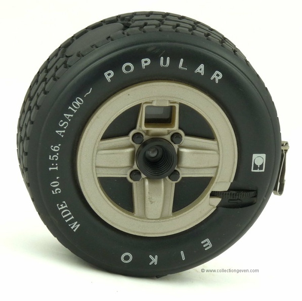 Appareil photo en forme de roue.
Nom : Popular
Marque : EIKOFabricant : Eko Co. Ltd.
Publicité : -
Pays : Taïwan
Date de début : ~ 1981Date de fin : 0
Type : miniature 110 (EFFC)
Dimensions, fermé : 105 x 100 x 39 mmOuvert : -
Poids : 124 g (sans dragonne)
Matière : plastiqueCouleur : noir, gris
Surf. sensible : film 110Format : 13 x 17 mm
Objectif :
- Nom : Wide 50Type : ménisque
- Marque : -
- Ouverture : 5,6Focale : ?
- Fixation : fixeMonture : non interchangeable
Diaphragme :
- Type : fixe
- Ouverture : 5,6
Obturateur :
- Nom : -Type : rotatif
- Marque : ?
- Vitesses : 1 vitessePose : non
- Retardateur : non
- Armement : couplé à l'avance du film
Film, plaque :
- Compte-vues 1 : fenêtre transparente
- Protection 2 expos : oui
- Avancement : molette
Flash :
- Synchro : non
- Flash interne : non
Posemètre :
- Type : sans
- Plage : -
- Automatisme : manuel
Mise au point :
- Type : fixeMinimum : ?
- Télémètre : non
Viseurs :
- Viseur 1 : galilée fixe
Autres :
Niveau à bulle : XXX
Porte-acc. 1 : -Porte-acc. 2 : -
Écrou de pied : -
Déc. vertical : -Horizontal : -
Bascule avant : -Arrière : -
Commentaires : -
Liens web :Sur le site collection-appareils.fr : voir ici
-
Appareil présenté :
N° de série : T02945 (?)
N° objectif : -N° obturateur : -
Accessoires : - Dragonne en tissu noir.
Notice : -
Commentaires : -
N° inventaire : APP2687_01
APP2687_01.jpg