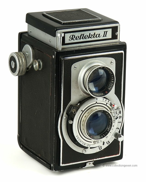 Nom : Reflekta II
Marque : WELTAFabricant : Welta Kamera-Werke
Publicité : -
Pays : Allemagne
Date de début : 1951Date de fin : > 1951
Type : réflex bi-objectifs couplés 6 x 6 (BFFM)
Dimensions, fermé : 89 x 139 x 98 mmOuvert : 89 x 194 x 98 mm
Poids : 813 g
Matière : métal gainéCouleur : noir
Surf. sensible : film 120Format : 6 x 6 cm
Objectif :
- Nom : PololytType : triplet
- Marque : ROW (VEB Rathenower Optische Werke)
- Ouverture : 3,5Focale : 75 mm
- Fixation : fixeMonture : non interchangeable
Diaphragme :
- Type : iris
- Ouverture : 3,5 à 16
Obturateur :
- Nom : Prontor SVType : central
- Marque : Gauthier
- Vitesses : 1 s à 1/300 sPose : B
- Retardateur : oui
- Armement : levier sur l'obturateur
Film, plaque :
- Compte-vues 1 : fenêtre inactinique avec cache
- Protection 2 expos : oui
- Avancement : molette
Flash :
- Synchro : X, M
- Flash interne : non
Posemètre :
- Type : sans
- Plage : -
- Automatisme : manuel
Mise au point :
- Type : hélicoïdaleMinimum : 1,2 m
- Télémètre : réflex TLR
Viseurs :
- Viseur 1 : réflex TLR couplé
- Viseur 2 : sportif (2 cadres)
Autres :
Niveau à bulle : XXX
Porte-acc. 1 : -Porte-acc. 2 : -
Écrou de pied : 3/8 "
Déc. vertical : -Horizontal : -
Bascule avant : -Arrière : -
Commentaires :
Liens web :Sur le site collection-appareils.fr : voir ici
-
Appareil présenté :
N° de série : -
N° objectif : 627663N° obturateur : -
Accessoires : - N° objectif de visée : 623242
- Label qualité RDA /1/ : 37/378/1001
Notice : -
Commentaires :
N° inventaire : APP2703_01
APP2703_01.jpg