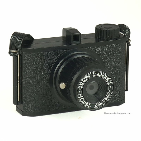 Nom : Orion Camera Model Simplicité N° 143
Marque : ORIONFabricant : Great Wall Plastic Company
Publicité : -
Pays : Hong-Kong
Date de début : ~ 1960Date de fin : ~ 1960
Type : compact 4 x 4 (CFFJ)
Dimensions, fermé : 110 x 69 x 65 mmOuvert : -
Poids : 70 g (avec la dragonne)
Matière : plastiqueCouleur : noir
Surf. sensible : film 127Format : 4 x 4 cm (39 x 33 mm)
Objectif :
- Nom : -Type : ménisque
- Marque : -
- Ouverture : 11Focale : 55 mm
- Fixation : fixeMonture : non interchangeable
Diaphragme :
- Type : fixe
- Ouverture : ?
Obturateur :
- Nom : -Type : rotatif
- Marque : -
- Vitesses : 1/50 sPose : XXX
- Retardateur : non
- Armement : auto-armant
Film, plaque :
- Compte-vues 1 : fenêtre inactinique sans cache
- Protection 2 expos : non
- Avancement : molette
Flash :
- Synchro : non
- Flash interne : non
Posemètre :
- Type : sans
- Plage : -
- Automatisme : manuel
Mise au point :
- Type : fixeMinimum : 8 ft
- Télémètre : non
Viseurs :
- Viseur 1 : simple
Autres :
Niveau à bulle : XXX
Porte-acc. 1 : -Porte-acc. 2 : -
Écrou de pied : -
Déc. vertical : -Horizontal : -
Bascule avant : -Arrière :
Commentaires :
Liens web :Sur le site collection-appareils.fr : voir ici
Sur XXX.com : voir ici.
Appareil présenté :
N° de série : -
N° objectif : -N° obturateur : -
Accessoires : - Boîte d'origine.
- Dragonne en plastique noir.
Notice : sur la boîte
Commentaires :
N° inventaire : APP2745_01
APP2745_01.jpg