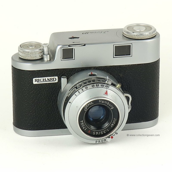 Nom : Iloca IIa (Richard)
Marque : ILOCAFabricant : Witt
Publicité : -
Pays : Allemagne
Date de début : 1951Date de fin : 0
Type : compact 24 x 36 (CFFH)
Dimensions, fermé : 110 x 75 x 65 mmOuvert : -
Poids : 437 g
Matière : métal gainé, nickeléCouleur : noir, gris
Surf. sensible : film 135Format : 24 x 36 mm
Objectif :
- Nom : IlitarType : ?
- Marque : Iloca
- Ouverture : 3,5Focale : 45 mm
- Fixation : fixeMonture : non interchangeable
Diaphragme :
- Type : iris
- Ouverture : 3,5 à 22
Obturateur :
- Nom : Prontor-SType : central
- Marque : Gauthier
- Vitesses : 1 s à 1/300 sPose : B
- Retardateur : oui
- Armement : levier sur l'obturateur
Film, plaque :
- Compte-vues 1 : compteur 36 vues
- Protection 2 expos : oui
- Avancement : molette
Flash :
- Synchro : X, M
- Flash interne : non
Posemètre :
- Type : sans
- Plage : -
- Automatisme : manuel
Mise au point :
- Type : hélicoïdaleMinimum : 1,2 m
- Télémètre : RF couplé
Viseurs :
- Viseur 1 : galilée fixe
Autres :
Niveau à bulle : XXX
Porte-acc. 1 : -Porte-acc. 2 : -
Écrou de pied : 1/4 "
Déc. vertical : -Horizontal : -
Bascule avant : -Arrière : -
Commentaires : Cette version de l'appareil était vendue en Suisse par le distributeur Richard.
Ouverture par le dessous comme sur le Leica.
Prise pour déclencheur souple sur l'objectif.
Table des profondeurs dans le sac.
Richard était un fabricant de montres suisse basé à Morges (http://forum.horlogerie-suisse.com/viewtopic.php?t=20909&p=209246) qui vendait par correspondance. Il a eu un magasin rue de la Confédération à Genève.
Liens web :Sur le site collection-appareils.fr : voir ici
-
Appareil présenté :
N° de série : -
N° objectif : 17064N° obturateur : -
Accessoires : Sac tout-prêt Iloca IIa
Notice : -
Commentaires : -
N° inventaire : APP2787_01
APP2787_01.jpg