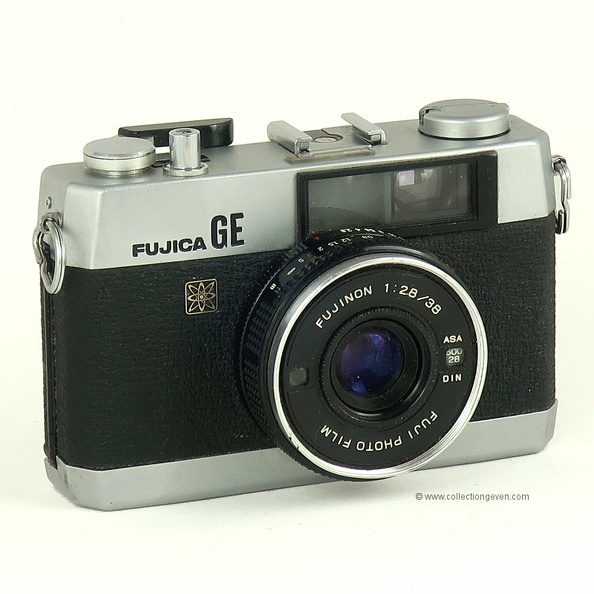 Nom : Fujica GE
Marque : FUJIFabricant : Fuji Photo Film
Publicité : -
Pays : Japon
Date de début : ~ 1973Date de fin : 0
Type : compact 24 x 36 (CFFH)
Dimensions, fermé : 120 x 80 x 53 mmOuvert : -
Poids : 319 g
Matière : métal gainé, chroméCouleur : noir, gris
Surf. sensible : cartouche 135Format : 24 x 36 mm
Objectif :
- Nom : FujinonType : 4 éléments en 3 groupes
- Marque : Fuji Photo Film
- Ouverture : 2,8Focale : 38 mm
- Fixation : fixeMonture : non interchangeable
Diaphragme :
- Type : XXX
- Ouverture : 2,8 à 22
Obturateur :
- Nom : Seikosha ESBType : central
- Marque : Seiko
- Vitesses : 4 s - 1/800 sPose : non
- Retardateur : non
- Armement : couplé à l'avance du film
Film, plaque :
- Compte-vues 1 : compteur 36 vues
- Protection 2 expos : oui
- Avancement : levier
Flash :
- Synchro : X, M
- Flash interne : non
Posemètre :
- Type : CdS
- Plage : 25 - 800 ASA
- Automatisme : automatique programmé
Mise au point :
- Type : hélicoïdaleMinimum : 90 cm
- Télémètre : non
Viseurs :
- Viseur 1 : collimaté avec repères de parallaxe
Autres :
Niveau à bulle : XXX
Porte-acc. 1 : sabot synchroniséPorte-acc. 2 : -
Écrou de pied : 1/4 "
Déc. vertical : -Horizontal : -
Bascule avant : -Arrière : -
Commentaires : -
Liens web :Sur le site collection-appareils.fr : voir ici
-
Appareil présenté :
N° de série : 3108593
N° objectif : -N° obturateur : -
Accessoires : -
Notice : -
Commentaires : -
N° inventaire : APP2800_01
APP2800_01.jpg