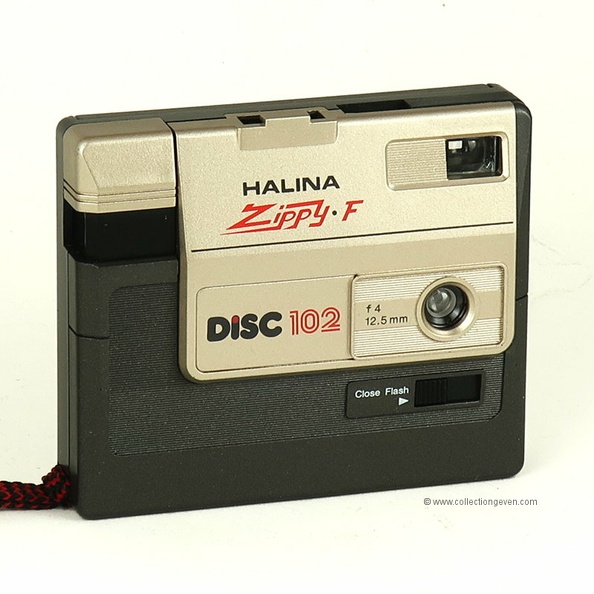 Ce petit appareil, sans réglages, permet de prendre 15 photos sur un support de type disc. Il n'a pas de flash intégré, mais un flip-flash peut lui être fixé. L'entrainement du film est manuel. Il existe un autre modèle sans le bouton "Close flash" (ce bouton permet de pendre des vues au flash pour des distances inférieures à 3 m).
Nom : Disc 102 Zippy-F
Marque : HAKINGFabricant : Haking
Publicité : -
Pays : Hong-Kong
Date de début : ~ 1983Date de fin : 0
Type : compact disc (CFFA)
Dimensions, fermé : 95 x 82 x 25 mmOuvert : -
Poids : 112 g
Matière : plastiqueCouleur : gris doré (champagne)
Surf. sensible : discFormat : 8 x 11 mm
Objectif :
- Nom : -Type : triplet
- Marque : -
- Ouverture : 4Focale : 12,5 mm
- Fixation : fixeMonture : non interchangeable
Diaphragme :
- Type : fixe
- Ouverture : 4
Obturateur :
- Nom : -Type : rotatif
- Marque : -
- Vitesses : 1 vitessePose : non
- Retardateur : non
- Armement : couplé à l'avance du film
Film, plaque :
- Compte-vues 1 : fenêtre transparente
- Protection 2 expos : oui
- Avancement : autre
Flash :
- Synchro : M
- Flash interne : non
Posemètre :
- Type : sans
- Plage : -
- Automatisme : manuel
Mise au point :
- Type : fixeMinimum : 1,2 m
- Télémètre : non
Viseurs :
- Viseur 1 : galilée fixe
Autres :
Niveau à bulle : XXX
Porte-acc. 1 : flip-flashPorte-acc. 2 : -
Écrou de pied : -
Déc. vertical : -Horizontal : -
Bascule avant : -Arrière : -
Commentaires : Il existe plusieurs variantes de cet appareil :
- Bouton « Close flash » présent ou non
- Logo « Disc 102 »
- Couleur grise (?) ou champagne
- Dos strié ou lisse
- « Patents Pending » au dos ou en dessous, absent ou présent
Appareils identiques : voir ici
Liens web :Sur Disc Cameras : voir ici.
Appareil présenté :
N° de série : -
N° objectif : -N° obturateur : -
Accessoires : Boîte d'origine, notice.
Notice :
Commentaires :
N° inventaire : APP2829_01
APP2829_01.jpg