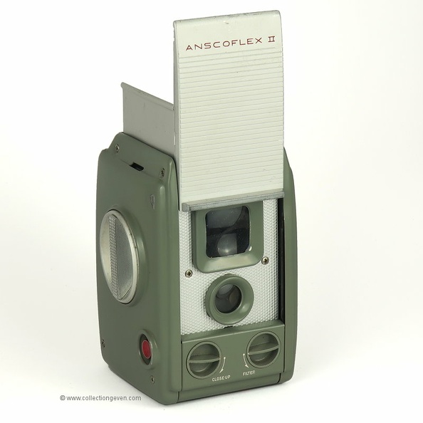 Cet appareil a été conçu par Raymond Loewy. Il se présente sous la forme d'un pseudo réflex bi-objectif. L'appareil s'ouvre en montant la grande plaque avant : les objectifs de prise de vue et de visée sont dégagés et les 2 panneaux sur le dessus du viseur s'ouvrent.
Nom : Anscoflex II
Marque : ANSCOFabricant : Ansco, Binghampton, N.Y., USA
Publicité : -
Pays : États-Unis
Date de début : ~ 1954Date de fin : ~ 1956
Type : réflex bi-objectifs non couplés 6 x 6 (BFFM)
Dimensions, fermé : 93 x 137 x 94 mmOuvert : 93 x 205 x 94 mm
Poids : 524 g
Matière : métalCouleur : verni gris vert
Surf. sensible : film 620Format : 6 x 6 cm
Objectif :
- Nom : -Type : achromatique
- Marque : -
- Ouverture : 11Focale : c. 75 mm
- Fixation : fixeMonture : non interchangeable
Diaphragme :
- Type : fixe
- Ouverture : 11
Obturateur :
- Nom : -Type : rotatif
- Marque : -
- Vitesses : 1/60 sPose : non
- Retardateur : non
- Armement : couplé à l'avance du film
Film, plaque :
- Compte-vues 1 : fenêtre inactinique sans cache
- Protection 2 expos : oui
- Avancement : molette
Flash :
- Synchro : M
- Flash interne : non
Posemètre :
- Type : sans
- Plage : -
- Automatisme : manuel
Mise au point :
- Type : fixeMinimum : 2 m (1)
- Télémètre : non
Viseurs :
- Viseur 1 : réflex TLR non couplé
Autres :
Niveau à bulle : XXX
Porte-acc. 1 : 2 contactsPorte-acc. 2 : -
Écrou de pied : 1/4 "
Déc. vertical : -Horizontal : -
Bascule avant : -Arrière : -
Commentaires : (1) Une bonnette interne permet une mise au point jusqu'à 1,2 m.
Filtre jaune interne.
Liens web :Sur le site collection-appareils.fr : voir ici
Sur Camerapedia : voir ici.
Appareil présenté :
N° de série : -
N° objectif : -N° obturateur : -
Accessoires : Dragonne en plastique gris vert.
Sac tout-prêt.
Flash Anscoflash IV :
Notice : -
Commentaires : -
N° inventaire : APP2837_01
APP2837_01.jpg