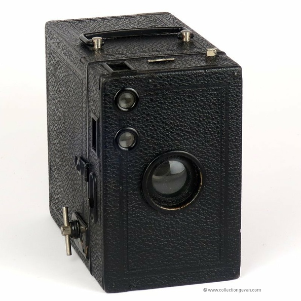Ce Box Tengor a été fabriqué par Goerz avant sa fusion dans Zeiss Ikon en 1926. Il est équipé d'un objectif Frontar marqué Hahn Goerz (1). Ce modèle a existé également en format 6x9 (type 756).
Nom : Box Tengor
Marque : GOERZFabricant : Goerz
Publicité : -
Pays : Allemagne
Date de début : 1923Date de fin : 1926
Type : box 6,5 x 11 (XFFP)
Dimensions, fermé : 96 x 132 x 144 mmOuvert : -
Poids : 765 g
Matière : métal gainéCouleur : noir
Surf. sensible : film 116Format : 6,5 x 11 cm
Objectif :
- Nom : FrontarType : achromatique
- Marque : Hahn - Goerz (1)
- Ouverture : 11Focale : ~ 120 mm
- Fixation : fixeMonture : non interchangeable
Diaphragme :
- Type : coulissant
- Ouverture : 11 - 16 - 22
Obturateur :
- Nom : -Type : rotatif
- Marque : -
- Vitesses : 1 vitessePose : T
- Retardateur : non
- Armement : auto-armant
Film, plaque :
- Compte-vues 1 : fenêtre inactinique sans cache
- Protection 2 expos : non
- Avancement : clé
Flash :
- Synchro : non
- Flash interne : non
Posemètre :
- Type : sans
- Plage : -
- Automatisme : manuel
Mise au point :
- Type : bonnetteMinimum : gros plans (2)
- Télémètre : non
Viseurs :
- Viseur 1 : viseur redresseur dépoli fixe
- Viseur 2 : viseur redresseur dépoli fixe
Autres :
Niveau à bulle : XXX
Porte-acc. 1 : -Porte-acc. 2 : -
Écrou de pied : -
Déc. vertical : -Horizontal : -
Bascule avant : -Arrière : -
Commentaires : (1) L'objectif Frontar porte la marque Hahn - Goerz. Ce nom fait référence à la société Hahn AG, Cassel qui a fusionné avec Goerz en 1910. Cet objectif a été calculé par le Dr Frank Weidert.
(2) La bonnette amovible permet de faire des photos en gros plan.
Publicité dans le catalogue Porst de 1925 (www.collection-appareils.fr) :
Liens web :Sur le site collection-appareils.fr : voir ici
http://www.camarassinfronteras.com/articulos/box_tengor/serie_box_tengor.html
Appareil présenté :
N° de série : -
N° objectif : -N° obturateur : -
Accessoires : Bonnette marquée G (?).
Notice : -
Commentaires : -
N° inventaire : APP2838_01
APP2838_01.jpg
