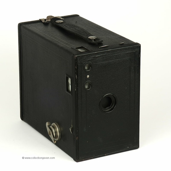 Nom : Brownie N° 2A, model C
Marque : KODAKFabricant : Eastman Kodak Co.
Publicité : -
Pays : États-Unis
Date de début : 4 1924Date de fin : ~ 1933
Type : box 6,5 x 11 (XFFP)
Dimensions, fermé : 90 x 130 x 155 mmOuvert : -
Poids : 670 g
Matière : alu gainéCouleur : noir
Surf. sensible : film 116Format : 6,5 x 11 cm
Objectif :
- Nom : -Type : ménsque
- Marque : ?
- Ouverture : ~ 16Focale : ~ 130 mm
- Fixation : fixeMonture : non interchangeable
Diaphragme :
- Type : coulissant
- Ouverture : 16 - 22 - 32
Obturateur :
- Nom : -Type : rotatif
- Marque : ?
- Vitesses : 1 vitessePose : T
- Retardateur : non
- Armement : auto-armant
Film, plaque :
- Compte-vues 1 : fenêtre inactinique sans cache
- Protection 2 expos : non
- Avancement : clé
Flash :
- Synchro : non
- Flash interne : non
Posemètre :
- Type : sans
- Plage : -
- Automatisme : manuel
Mise au point :
- Type : fixeMinimum : ?
- Télémètre : non
Viseurs :
- Viseur 1 : viseur redresseur clair fixe
- Viseur 2 : viseur redresseur clair fixe
Autres :
Niveau à bulle : XXX
Porte-acc. 1 : -Porte-acc. 2 : -
Écrou de pied : 1/4 "
Déc. vertical : -Horizontal : -
Bascule avant : -Arrière : -
Commentaires : -
Liens web :Sur le site collection-appareils.fr : voir ici
-
Appareil présenté :
N° de série : -
N° objectif : -N° obturateur : -
Accessoires : -
Notice : MAN0002
Commentaires : -
N° inventaire : APP2842_01
APP2842_01.jpg