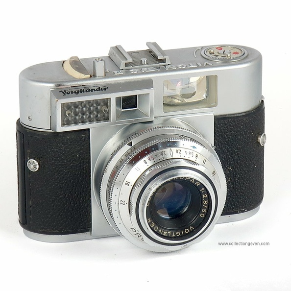 Le Vitomatic IIa a été produit à environ 200000 exemplaires. Il pouvait également être livré avec un Color-Skopar 3,5/50 ou un Ultron 2/50.
Nom : Vitomatic II a
Marque : VOIGTLANDERFabricant : Voigtländer
Publicité : -
Pays : Allemagne
Date de début : 1960Date de fin : 1963
Type : compact 24 x 36 (CFFH)
Dimensions, fermé : 116 x 84 x 78 mmOuvert : -
Poids : 772 g
Matière : métal gainé et nickeléCouleur : noir, argenté
Surf. sensible : film 135Format : 24 x 36 mm
Objectif :
- Nom : Color-SkoparType : 4 éléments en 3 groupes
- Marque : Voigtländer
- Ouverture : 2,8Focale : 50 mm
- Fixation : fixeMonture : non interchangeable
Diaphragme :
- Type : iris
- Ouverture : 2,8 à 22
Obturateur :
- Nom : Prontor SLK-VType : central
- Marque : Gauthier
- Vitesses : 1 à 1/500 sPose : B
- Retardateur : oui
- Armement : couplé à l'avance du film
Film, plaque :
- Compte-vues 1 : compteur 36 vues
- Protection 2 expos : oui
- Avancement : levier
Flash :
- Synchro : X, M
- Flash interne : électronique
Posemètre :
- Type : sélénium
- Plage : 10 à 800 ASA (12 à 30 DIN)
- Automatisme : semi-automatique
Mise au point :
- Type : hélicoïdaleMinimum : 3,5 ft
- Télémètre : RF couplé
Viseurs :
- Viseur 1 : albada
Autres :
Niveau à bulle : XXX
Porte-acc. 1 : sabot non synchroniséPorte-acc. 2 : -
Écrou de pied : 1/4 "
Déc. vertical : -Horizontal : -
Bascule avant : -Arrière : -
Commentaires : -
Liens web :Sur le site collection-appareils.fr : voir ici
Sur Camerapedia : voir ici.
Notice sur Butkus.org : voir ici.
Appareil présenté :
N° de série : 4995355 (sur la bague porte-filtre)
N° objectif : -N° obturateur : -
Accessoires : -
Notice : -
Commentaires : -
N° inventaire : APP2886_01
APP2886_01.jpg