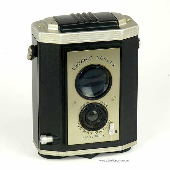 Le Brownie Reflex a été fabriqué de 1940 à 1952 aux USA et de 1946 à 1960 au Royaume-Uni (façade différente). Il a également fabriqué au Canada. Le modèle américain n'avait pas de synchro flash jusqu'en août 1941.
Celui-ci est le modèle américain sans synchro flash.
Nom : Brownie Reflex
Marque : KODAKFabricant : Eastman Kodak Co.
Publicité : -
Pays : États-Unis
Date de début : 5 1940Date de fin : 8 1941
Type : réflex bi-objectifs non couplés 6 x 6 (BFFM)
Dimensions, fermé : 98 x 123 x 57 mmOuvert : 98 x 155 x 57 mm
Poids : 412 g (avec la courroie)
Matière : bakélite, métalCouleur : noir, gris
Surf. sensible : film 127Format : 4 x 4 cm
Objectif :
- Nom : -Type : ménisque
- Marque : Kodak
- Ouverture : XXXFocale : XXX
- Fixation : fixeMonture : non interchangeable
Diaphragme :
- Type : fixe
- Ouverture : XXX
Obturateur :
- Nom : -Type : rotatif
- Marque : Kodak
- Vitesses : 1 vitessePose : B
- Retardateur : non
- Armement : auto-armant
Film, plaque :
- Compte-vues 1 : fenêtre inactinique sans cache
- Protection 2 expos : non
- Avancement : molette
Flash :
- Synchro : non
- Flash interne : non
Posemètre :
- Type : sans
- Plage : -
- Automatisme : manuel
Mise au point :
- Type : fixeMinimum : XXX
- Télémètre : non
Viseurs :
- Viseur 1 : réflex TLR non couplé
Autres :
Niveau à bulle : XXX
Porte-acc. 1 : -Porte-acc. 2 : -
Écrou de pied : -
Déc. vertical : -Horizontal : -
Bascule avant : -Arrière : -
Commentaires : -
Liens web :Sur le site collection-appareils.fr : voir ici
-
Appareil présenté :
N° de série : -
N° objectif : -N° obturateur : -
Accessoires : -
Notice : -
Commentaires : -
N° inventaire : APP3013_01
APP3013_01.jpg