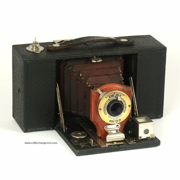 Le N° 2 Folding Brownie a été fabriqué de 1904 à 1907. De 1904 à 1905 il est équipé d'un obturateur « Brownie Automatic », puis de 1905 à 1907 c'est un « Pocket Automatic ».
Nom : N° 2 Folding Brownie, model A
Marque : KODAKFabricant : Eastman Kodak Co.
Publicité : -
Pays : États-Unis
Date de début : 1904Date de fin : 1905
Type : folding 6 x 9 (FMFO)
Dimensions, fermé : 177 x 102 x 54 mmOuvert : 177 x 102 x 136 mm
Poids : 420 g
Matière : bois gainé, métalCouleur : noir, soufflet rouge
Surf. sensible : film 120Format : 6 x 9 cm
Objectif :
- Nom : -Type : achromatique
- Marque : XXX
- Ouverture : XXXFocale : XXX
- Fixation : rentrant à souffletMonture : non interchangeable
Diaphragme :
- Type : iris
- Ouverture : 3 ouvertures (marqués 1, 2, 3)
Obturateur :
- Nom : Brownie AutomaticType : rotatif
- Marque : Kodak
- Vitesses : 1 vitessePose : B, T
- Retardateur : non
- Armement : auto-armant
Film, plaque :
- Compte-vues 1 : fenêtre inactinique sans cache
- Protection 2 expos : non
- Avancement : clé
Flash :
- Synchro : non
- Flash interne : non
Posemètre :
- Type : sans
- Plage : -
- Automatisme : manuel
Mise au point :
- Type : déplacement de la platine porte-objectifMinimum : 2,5 m (8 ft)
- Télémètre : non
Viseurs :
- Viseur 1 : viseur redresseur dépoli pivotant
Autres :
Niveau à bulle : XXX
Porte-acc. 1 : -Porte-acc. 2 : -
Écrou de pied : 1/4 " (x2)
Déc. vertical : -Horizontal : -
Bascule avant : -Arrière : -
Commentaires : -
Liens web :Sur le site collection-appareils.fr : voir ici
-
Appareil présenté :
N° de série : -
N° objectif : -N° obturateur : -
Accessoires : -
Notice : -
Commentaires : -
N° inventaire : APP3064_01
APP3064_01.jpg