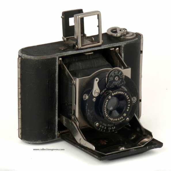 Nom : Vollenda 48/0
Marque : NAGELFabricant : Dr. Aug. Nagel
Publicité : -
Pays : Allemagne
Date de début : - 1931Date de fin : - 1931
Type : folding 3 x 4 (FAFK)
Dimensions, fermé : 110 x76 x 34 mmOuvert : 110 x 97 x 87 mm
Poids : 291 g
Matière : métal gainéCouleur : noir, gris
Surf. sensible : film 127Format : 3 x 4 cm
Objectif :
- Nom : RadionarType : XXX
- Marque : Schneider Kreuznach
- Ouverture : 4,5Focale : 50 mm
- Fixation : rentrant à souffletMonture : non interchangeable
Diaphragme :
- Type : iris
- Ouverture : 4,5 à 16
Obturateur :
- Nom : NagelType : central
- Marque : Gauthier
- Vitesses : 1/25 s - 1/50 s - 1/100 sPose : B, T
- Retardateur : non
- Armement : auto-armant
Film, plaque :
- Compte-vues 1 : fenêtre inactinique avec cacheCompte-vues 2 : fenêtre inactinique avec cache
- Protection 2 expos : non
- Avancement : clé
Flash :
- Synchro : non
- Flash interne : non
Posemètre :
- Type : sans
- Plage : -
- Automatisme : manuel
Mise au point :
- Type : frontaleMinimum : 1 m
- Télémètre : non
Viseurs :
- Viseur 1 : sportif (2 cadres)
Autres :
Niveau à bulle : XXX
Porte-acc. 1 : -Porte-acc. 2 : -
Écrou de pied : 3/8
Déc. vertical : -Horizontal : -
Bascule avant : -Arrière : -
Commentaires : -
Liens web :Sur le site collection-appareils.fr : voir ici
-
Appareil présenté :
N° de série : 145479
N° objectif : -N° obturateur : -
Accessoires : Étui en cuir.
Notice : -
Commentaires : -
N° inventaire : APP3223_01
APP3223_01.jpg