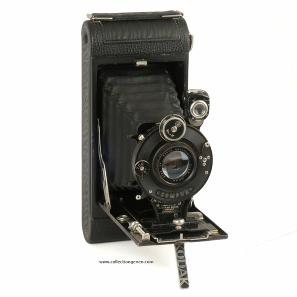 Le N° 1A Pocket Kodak a été fabriqué de 9.1926 à 6.1932 sous diverses variantes.
Variante 1 :- Dos Autographic type 1, stylet à l'avant à droite de l'objectif.
- Objectif Kodak Anastigmat 5,6 / 130 mm.
- Obturateur Compur (dial).
Nom : N° 1A Pocket Kodak
Marque : KODAKFabricant : Eastman Kodak Co.
Publicité : -
Pays : États-Unis
Date de début : > 1926Date de fin : < 1932
Type : folding 6,5 x 11 (FAMP)
Dimensions, fermé : 95 x 216 x 41 mmOuvert : 95 x 216 x 160 mm
Poids : 876 g
Matière : métal gainéCouleur : noir
Surf. sensible : film 116Format : 6,5 x 11 cm
Objectif :
- Nom : Kodak anastigmatType : XXX
- Marque : Kodak
- Ouverture : 5,6Focale : 130 mm
- Fixation : rentrant à souffletMonture : non interchangeable
Diaphragme :
- Type : iris
- Ouverture : 5,6 à 45
Obturateur :
- Nom : Compur (dial)Type : central
- Marque : Deckel
- Vitesses : 1 s à 1/200 sPose : B, T
- Retardateur : non
- Armement : levier sur l'obturateur
Film, plaque :
- Compte-vues 1 : fenêtre inactinique sans cache
- Protection 2 expos : non
- Avancement : molette
Flash :
- Synchro : non
- Flash interne : non
Posemètre :
- Type : sans
- Plage : -
- Automatisme : manuel
Mise au point :
- Type : déplacement de la platine + crémaillèreMinimum : 2 m (6 ft)
- Télémètre : non
Viseurs :
- Viseur 1 : viseur redresseur clair pivotant
Autres :
Niveau à bulle : non
Porte-acc. 1 : -Porte-acc. 2 : -
Écrou de pied : 1/4 " (x2)
Déc. vertical : -Horizontal : -
Bascule avant : -Arrière : -
Commentaires : -
Liens web :-
Appareil présenté :
N° de série : 467690
N° objectif : 4956N° obturateur : 630133
Accessoires : Sac imitation croco, sans marque.
Notice : -
Commentaires : Le stylet est manquant.
N° inventaire : APP3248_01
APP3248_01.jpg