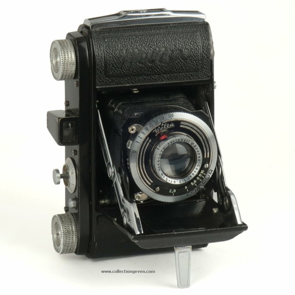 Ce petit appareil à soufflet est un 24 x 36 mm qui utilise du film en cartouche 135.. Il est équipé d'un objectif Cassar ouvrant à 2,9 et d'un obturateur Compur au 1/300 s. Le petit viseur de type galilée peut être basculé pour les prises de vues rapprochées. Au dos, un tableau donne les profondeurs de champ en fonction de l'ouverture et de la distance du sujet (en allemand). Le déclencheur se trouve sur le capot du boîtier.
Nom : Weltix
Marque : WELTAFabricant : Welta Kamera Werke
Publicité : -
Pays : Allemagne
Date de début : - 1938Date de fin : 9999
Type : folding 24 x 36 (FAFH)
Dimensions, fermé : 83 x 125 x 41 mmOuvert : 83 x 125 x 85 mm
Poids : 471 g
Matière : métal gainéCouleur : noir
Surf. sensible : film 135Format : 24 x 36 mm
Objectif :
- Nom : CassarType : XXX
- Marque : Steinheil
- Ouverture : 2,9Focale : 50 mm
- Fixation : rentrant à souffletMonture : non interchangeable
Diaphragme :
- Type : iris
- Ouverture : 2,9 à 16
Obturateur :
- Nom : CompurType : central
- Marque : Deckel
- Vitesses : 1 s à 1/300 sPose : B
- Retardateur : non
- Armement : levier sur l'obturateur
Film, plaque :
- Compte-vues 1 : compteur 36 vues
- Protection 2 expos : oui
- Avancement : molette
Flash :
- Synchro : non
- Flash interne : non
Posemètre :
- Type : sans
- Plage : -
- Automatisme : manuel
Mise au point :
- Type : frontaleMinimum : 1,2 m
- Télémètre : non
Viseurs :
- Viseur 1 : galilée fixe
Autres :
Niveau à bulle : non
Porte-acc. 1 : -Porte-acc. 2 : -
Écrou de pied : 3/8 "
Déc. vertical : -Horizontal : -
Bascule avant : -Arrière : -
Commentaires : Le viseur a une correction de parallaxe par basculement entre 2 positions N et ∞.
Table de profondeur de champ au dos.
Pour déclencher :
- débloquer l'avance du film grâce au petit bouton sur le capot, près du compteur,
- avancer le film,
- armer l'obturateur (levier sur l'objectif),
- déclencher.
Liens web :Sur le site collection-appareils.fr : voir ici
-
Appareil présenté :
N° de série : -
N° objectif : 430976 (27.2.1939)N° obturateur : A310894
Accessoires : Sac tout prêt en cuir, marqué « Welti ».
Notice : -
Commentaires : -
N° inventaire : APP3313_01
APP3313_01.jpg