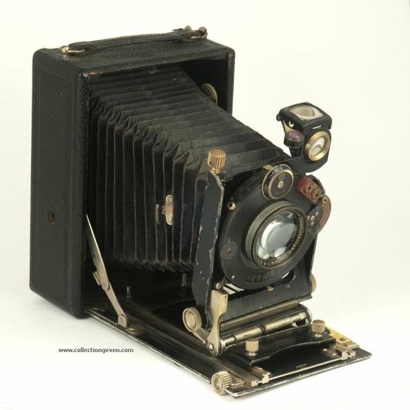 Appareil avec double décentrement et double tirage. Malheureusement, celui-ci a un des supports d'étrier cassé. Il est équipé d'un bricolage qui doit être une synchro flash.
Nom : Certoplat (Certo Modell IX)
Marque : CERTOFabricant : Certo-Camera-Werk
Publicité : -
Pays : Allemagne
Date de début : c. 1921Date de fin : 9999
Type : folding à plaques 8,5 x 12 (FMPR)
Dimensions, fermé : 131 x 175 x 66 mmOuvert : 154 x 175 x 350 mm
Poids : 1182 g (avec le dos)
Matière : métal gainéCouleur : noir
Surf. sensible : plaquesFormat : 85 x 116 mm
Objectif :
- Nom : Doppelanastigmat UnifocalType : XXX
- Marque : Steinheil
- Ouverture : 4,5Focale : 150 mm
- Fixation : rentrant à souffletMonture : non interchangeable
Diaphragme :
- Type : iris
- Ouverture : 4,5 à 36
Obturateur :
- Nom : CompurType : central
- Marque : Deckel
- Vitesses : 1 s à 1/150 s (molette Z, D, M)Pose : B, T
- Retardateur : non
- Armement : levier sur l'obturateur
Film, plaque :
- Compte-vues 1 : -
- Protection 2 expos : non
- Avancement : non
Flash :
- Synchro : oui
- Flash interne : non
Posemètre :
- Type : sans
- Plage : -
- Automatisme : manuel
Mise au point :
- Type : double tirageMinimum : 2 m (simple tirage)
- Télémètre : dos dépoli
Viseurs :
- Viseur 1 : viseur redresseur clair pivotant
- Viseur 2 : dos dépoli
- Viseur 3 : sportif (2 cadres)
Autres :
Niveau à bulle : sur le viseur
Porte-acc. 1 : -Porte-acc. 2 : -
Écrou de pied : 3/8 " (x2)
Déc. vertical : ouiHorizontal : oui
Bascule avant : nonArrière : non
Commentaires : -
Liens web :-
Appareil présenté :
N° de série : -
N° objectif : 112854 (c. 1920 - 1922)N° obturateur : 504819 (c. 1922)
Accessoires : Dos pour dépoli avec pare-soleil.
Notice : -
Commentaires : Un bricolage sur la face avant, près du levier d'armement, semble être une synchro pour flash.
N° inventaire : APP3349_01
APP3349_01.jpg