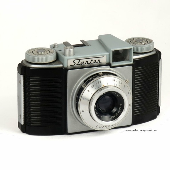 Cet appareil photographique 24 x 36 en bakélite et plastique est équipé d'un objectif Lypar 3,5 / 45 mm et d'un obturateur 1/25 à 1/150 s.
Nom : Starter
Marque : LUMIÉREFabricant : Lumière
Publicité : -
Pays : France
Date de début : c. 1955Date de fin : c. 1962
Type : compact 24 x 36 (CFFH)
Dimensions, fermé : 130 x 75 x 68 mmOuvert : -
Poids : 410 g
Matière : bakélite, plastiqueCouleur : noir, gris
Surf. sensible : cartouche 135Format : 24 x 36 mm
Objectif :
- Nom : LyparType : 3 éléments
- Marque : Lumière
- Ouverture : 3,5Focale : 45 mm
- Fixation : fixeMonture : non interchangeable
Diaphragme :
- Type : iris
- Ouverture : 3,5 à 16
Obturateur :
- Nom : Atos IType : central
- Marque : Atoms
- Vitesses : 1/25 à 1/150 sPose : B
- Retardateur : non
- Armement : couplé à l'avance du film
Film, plaque :
- Compte-vues 1 : compteur 36 vues
- Protection 2 expos : oui
- Avancement : molette
Flash :
- Synchro : X, M
- Flash interne : non
Posemètre :
- Type : sans
- Plage : -
- Automatisme : manuel
Mise au point :
- Type : frontaleMinimum : 1 m
- Télémètre : non
Viseurs :
- Viseur 1 : galilée fixe
Autres :
Niveau à bulle : non
Porte-acc. 1 : sabot synchroniséPorte-acc. 2 : -
Écrou de pied : 1/4 "
Déc. vertical : -Horizontal : -
Bascule avant : -Arrière : -
Commentaires : -
Liens web :Sur le site collection-appareils.fr : voir ici
-
Appareil présenté :
N° de série : 6729
N° objectif : -N° obturateur : -
Accessoires : Sac tout-prêt Lumière (JL) en cuir brun, doublé de velours rouge.
Notice : -
Commentaires : Vitesses mesurées :
1/25 s : 44, 42 ms (1/25 s).
1/50 s : 25, 27 ms (1/40 s).
1/100 s : 15, 16 ms (1/60 s).—!—
1/150 s : 13, 16 ms (1/60 s).
N° inventaire : APP3415_01
APP3415_01.jpg