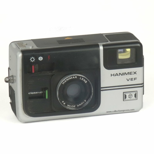 Appareil photographique pour film en cassette 110. Celui-ci est équipé de son flash spécifique.
Nom : VEF
Marque : HANIMEXFabricant : Hanimex
Publicité : -
Pays : Japon
Date de début : c. 19777Date de fin : 9999
Type : miniature 110 (CFFC)
Dimensions, fermé : 105 x 56 x 42 mmOuvert : 153 x 56 x 42 mm (avc son flash)
Poids : 148 g (seul), 228 g (avec flash et dragonne)
Matière : plastiqueCouleur : noir, gris
Surf. sensible : cassette 110Format : 13 x 17 mm
Objectif :
- Nom : HanimarType : XXX
- Marque : XXX
- Ouverture : 4Focale : XXX
- Fixation : fixeMonture : non interchangeable
Diaphragme :
- Type : coulissant
- Ouverture : 4 (flash), 6,3 (nuageux), 11 (soleil)
Obturateur :
- Nom : -Type : rotatif
- Marque : XXX
- Vitesses : 1/125 sPose : non
- Retardateur : non
- Armement : couplé à l'avance du film
Film, plaque :
- Compte-vues 1 : fenêtre transparente
- Protection 2 expos : oui
- Avancement : molette
Flash :
- Synchro : X
- Flash interne : non
Posemètre :
- Type : sans
- Plage : -
- Automatisme : manuel
Mise au point :
- Type : bonnetteMinimum : 35 cm
- Télémètre : non
Viseurs :
- Viseur 1 : galilée fixe
Autres :
Niveau à bulle : non
Porte-acc. 1 : autre (20)Porte-acc. 2 : -
Écrou de pied : 1/4 "
Déc. vertical : -Horizontal : -
Bascule avant : -Arrière : -
Commentaires : • (20) Contact spécifique pour le flash.
• La dragonne permet de contrôler la distance minimum (35 cm) de prise de vue.
Liens web :Sur le site collection-appareils.fr : voir ici
-
Appareil présenté :
N° de série : 7008714
N° objectif : -N° obturateur : -
Accessoires : •
• Dragonne métallique.
Notice : -
Commentaires : -
N° inventaire : APP3441_01
APP3441_01.jpg
