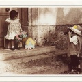 2 enfants se photographiant; tons sépia + couleur<br />(CAP0036)
