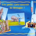 « Une petite carte-souvenir de Bretagne » : lapin photographiant des menhirs et dolmens<br />(CAP0077)