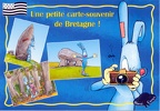 « Une petite carte-souvenir de Bretagne » : lapin photographiant des menhirs et dolmens(CAP0077)