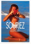 Pin-Up photographiant sur une plage « Souriez les stressés »(CAP0085)